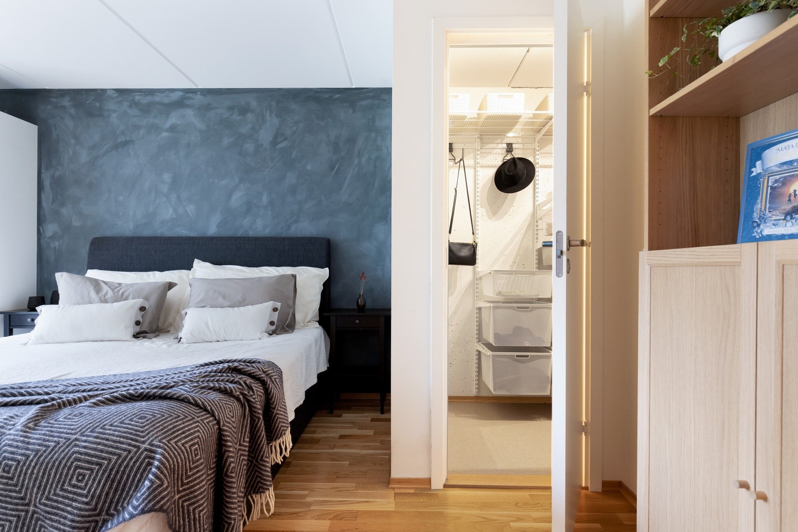 I tilknytning til rommet er det et praktisk omkledningsrom/innvendig bod. Galleribilde