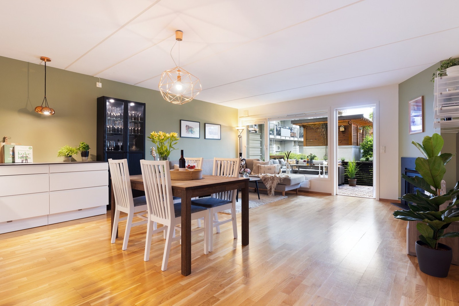 Den gjennomgående, gode planløsningen kombinert med de store vindusflatene som gir godt med naturlig lys bidrar til en lys og luftig romfølelse. Galleribilde