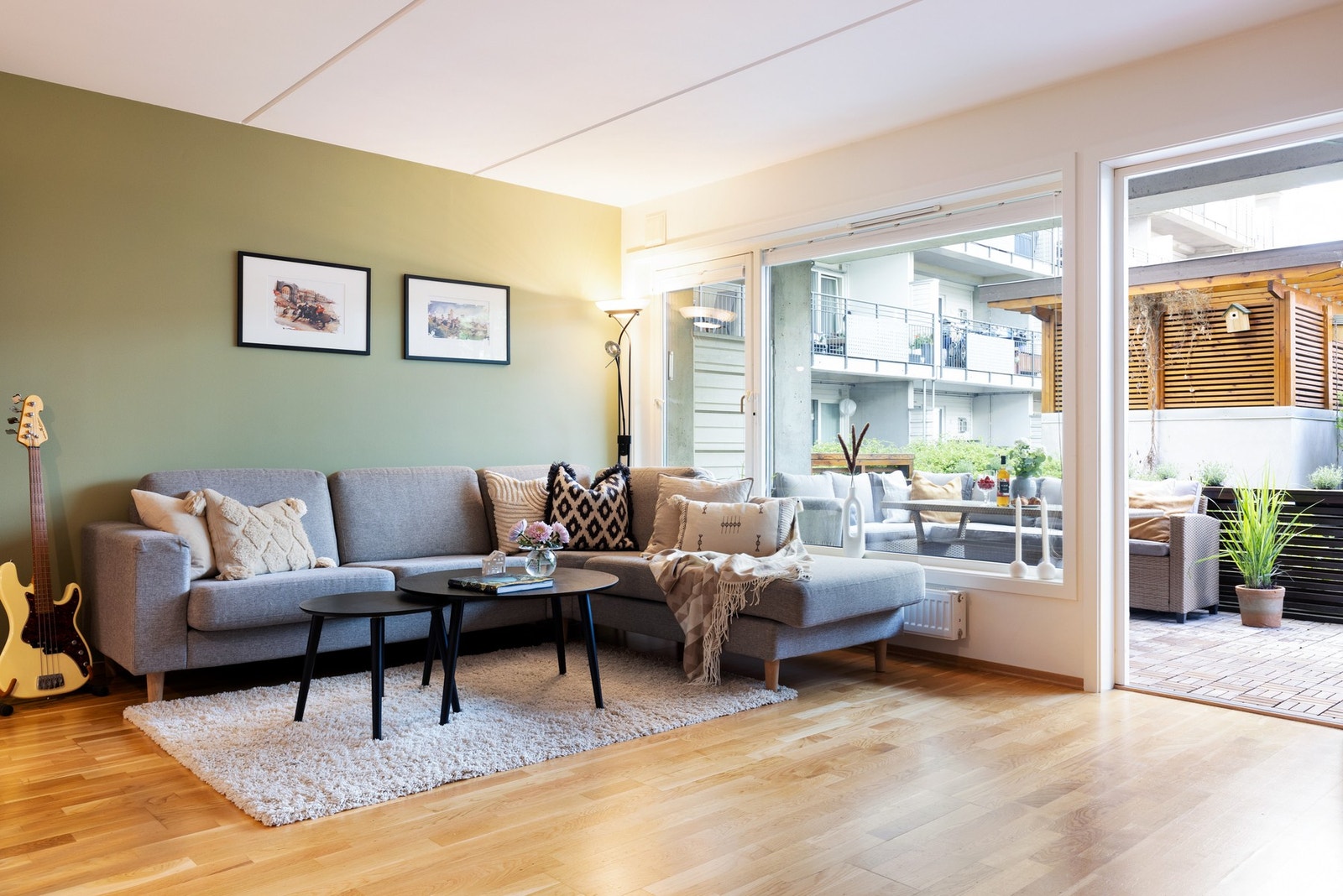 Her er det parkett på gulv og malte overflater i moderne fargevalg. Galleribilde