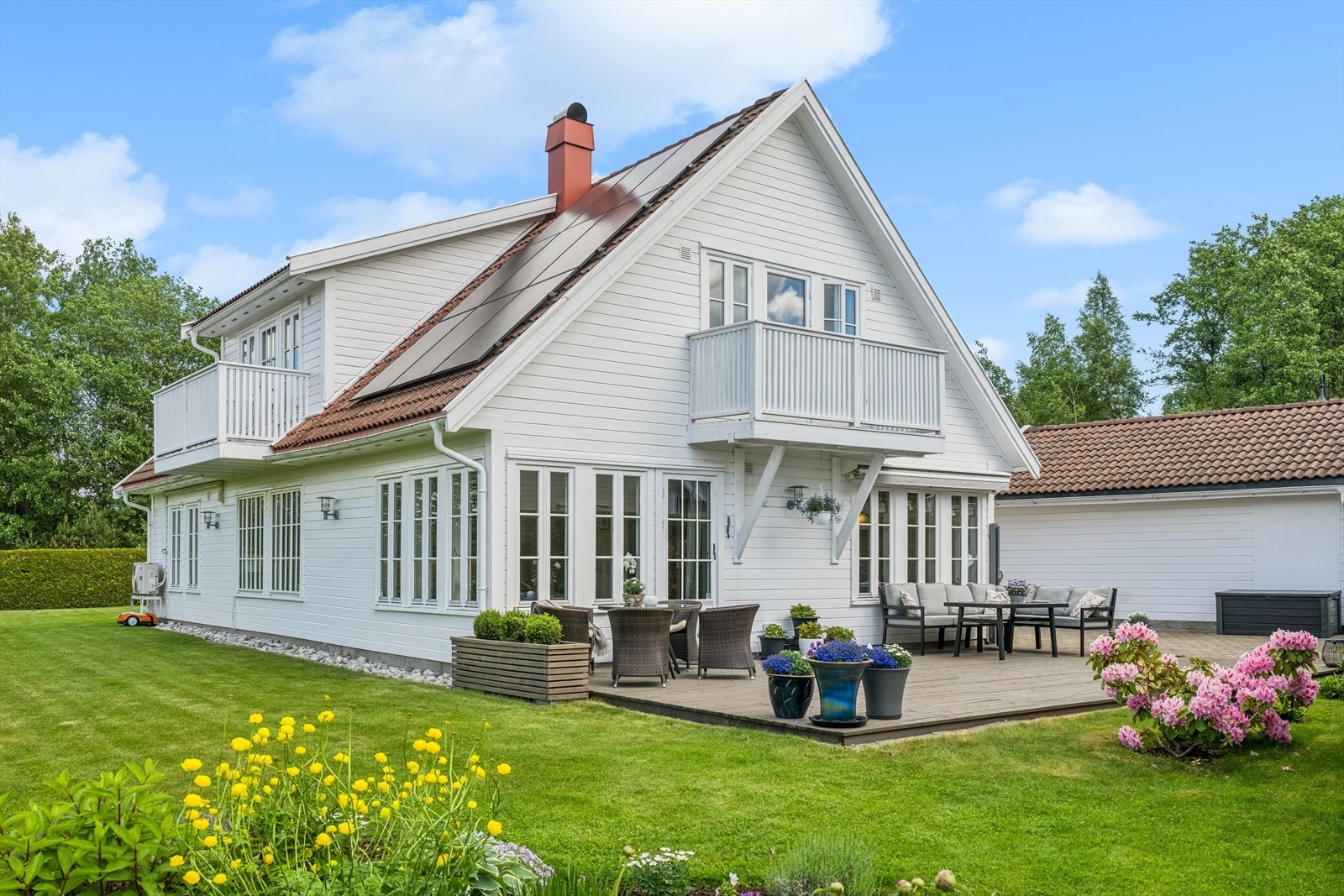 Markterrassen er ca. 41 m², vestvendt og ble bygget i 2010. Den har utgang fra stuen og ligger plant med gårdsplassen, samt et lite trinn ned fra hagen. Det er derfor god flyt mellom utesonene - perfekt for barna som liker å leke fritt. Galleribilde