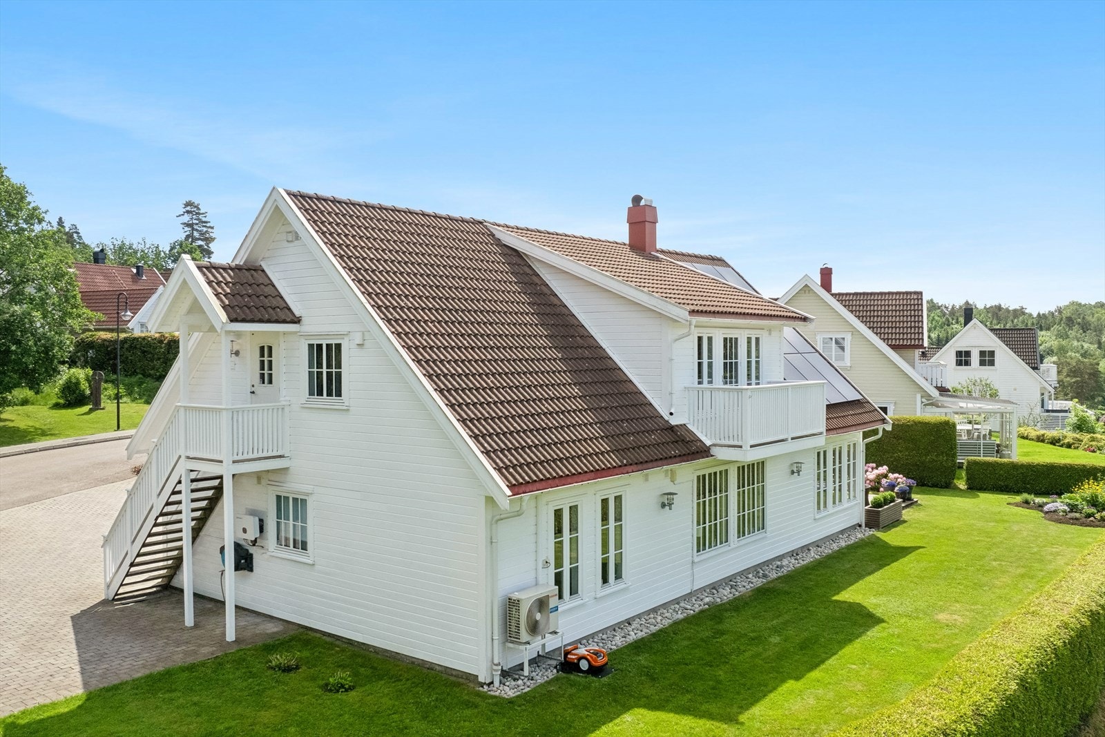 Tomten er meget godt planert og ligger vestvendt med gode solforhold hele dagen. Arealet er for det meste inngjerdet av en tett og velfrisert grønn hekk som gjør det hele usjenert og ekstra barnevennlig. Galleribilde