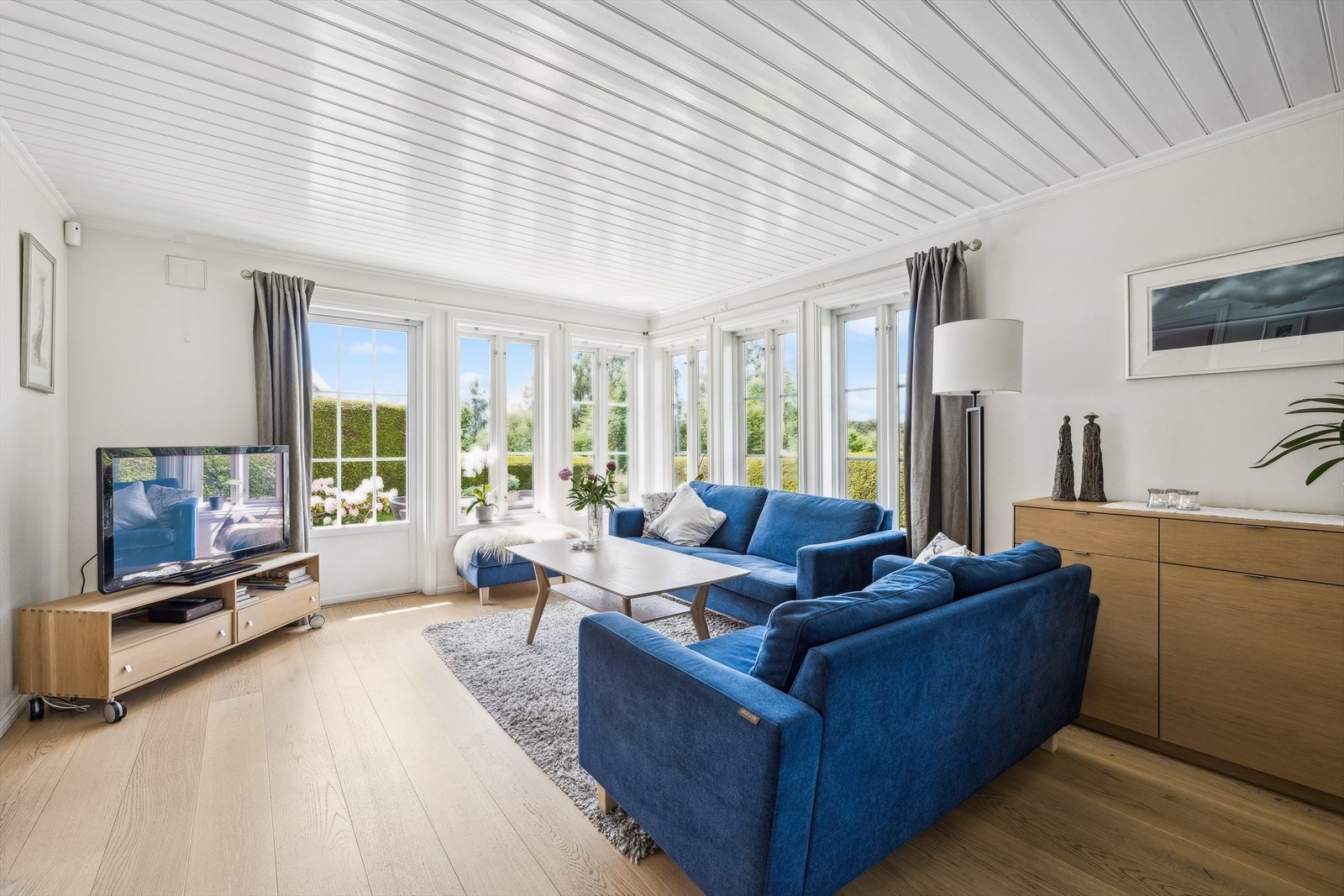 Stuens gode utforming og de tidløse fargevalgene på vegger legger et godt grunnlag for å innrede rommet etter eget ønske. Galleribilde