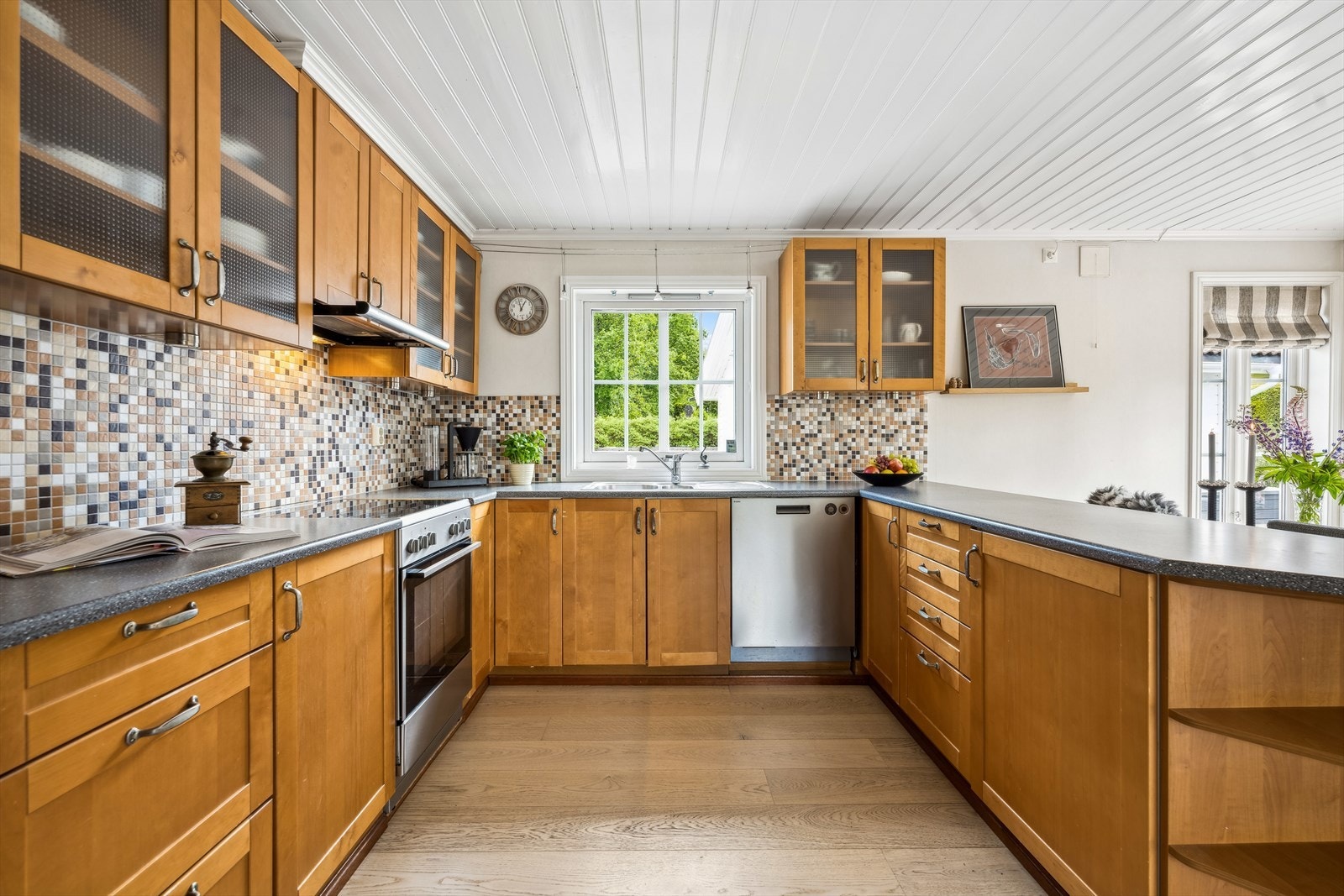 Kjøkkenet har rikelig med skap- og benkeplass. Galleribilde