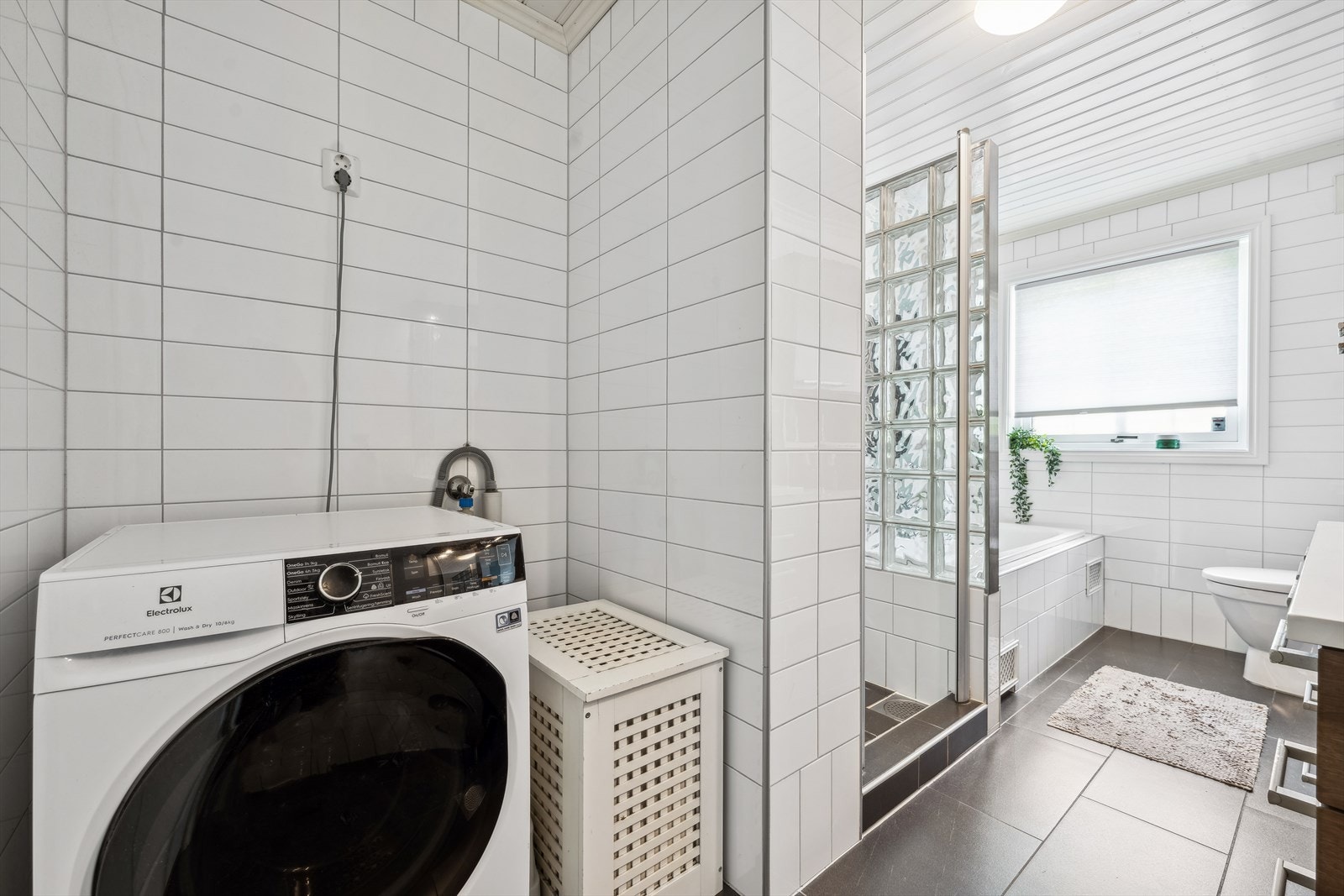 For øvrig har badet også en praktisk vaskenisje med opplegg for vaskemaskin og kondenstørketrommel. Galleribilde
