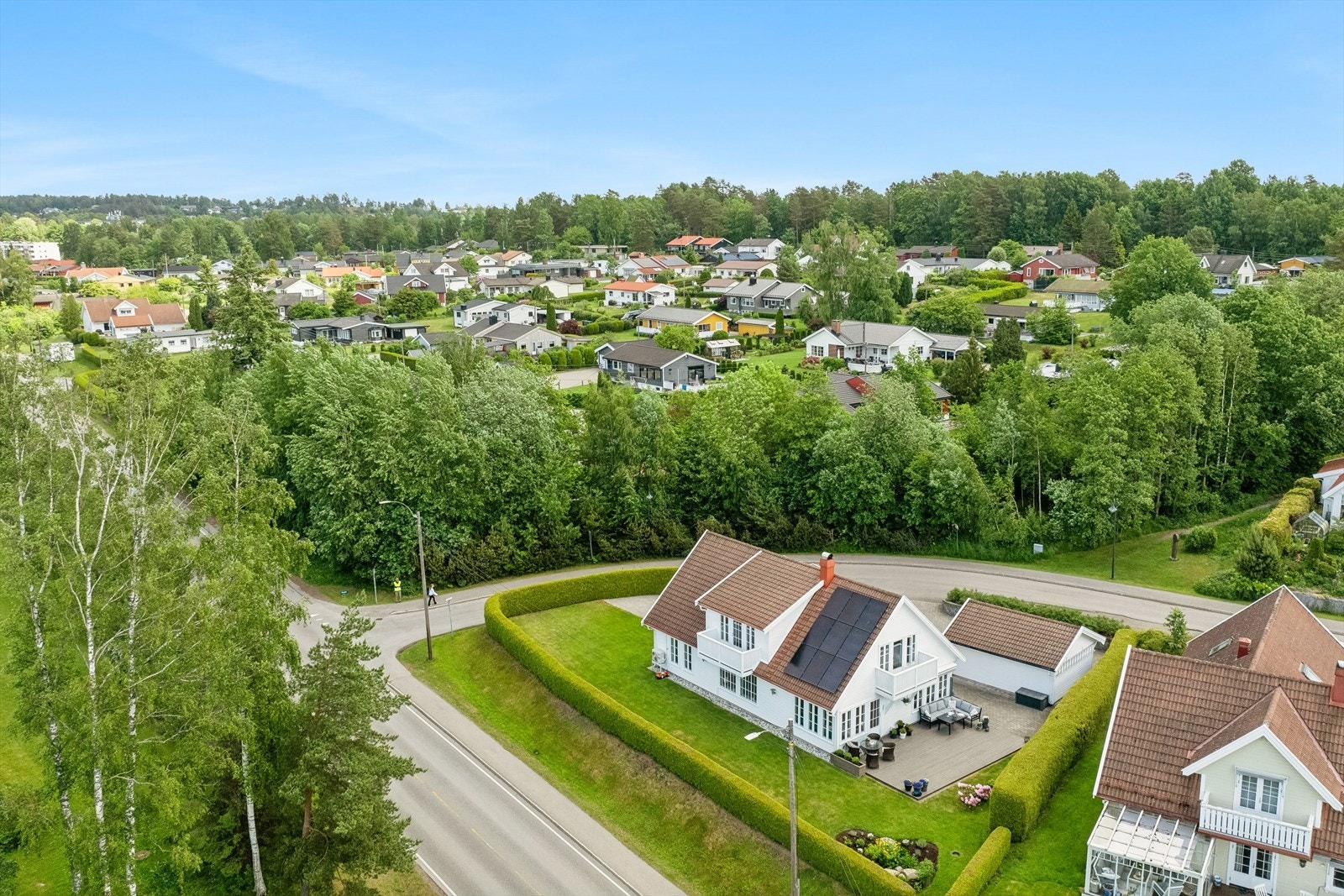 Boligen ligger fint til i et familievennlig og koselig boligområde. Galleribilde