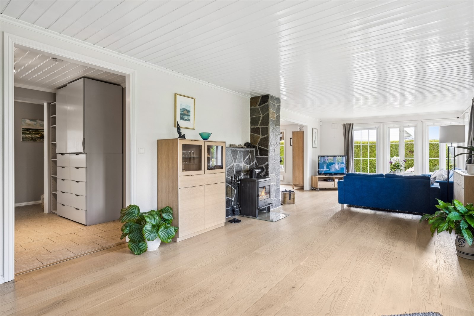 I stuen er det en praktisk peisovn i tillegg til varmepumpe med både varme- og kjølefunksjon. Galleribilde