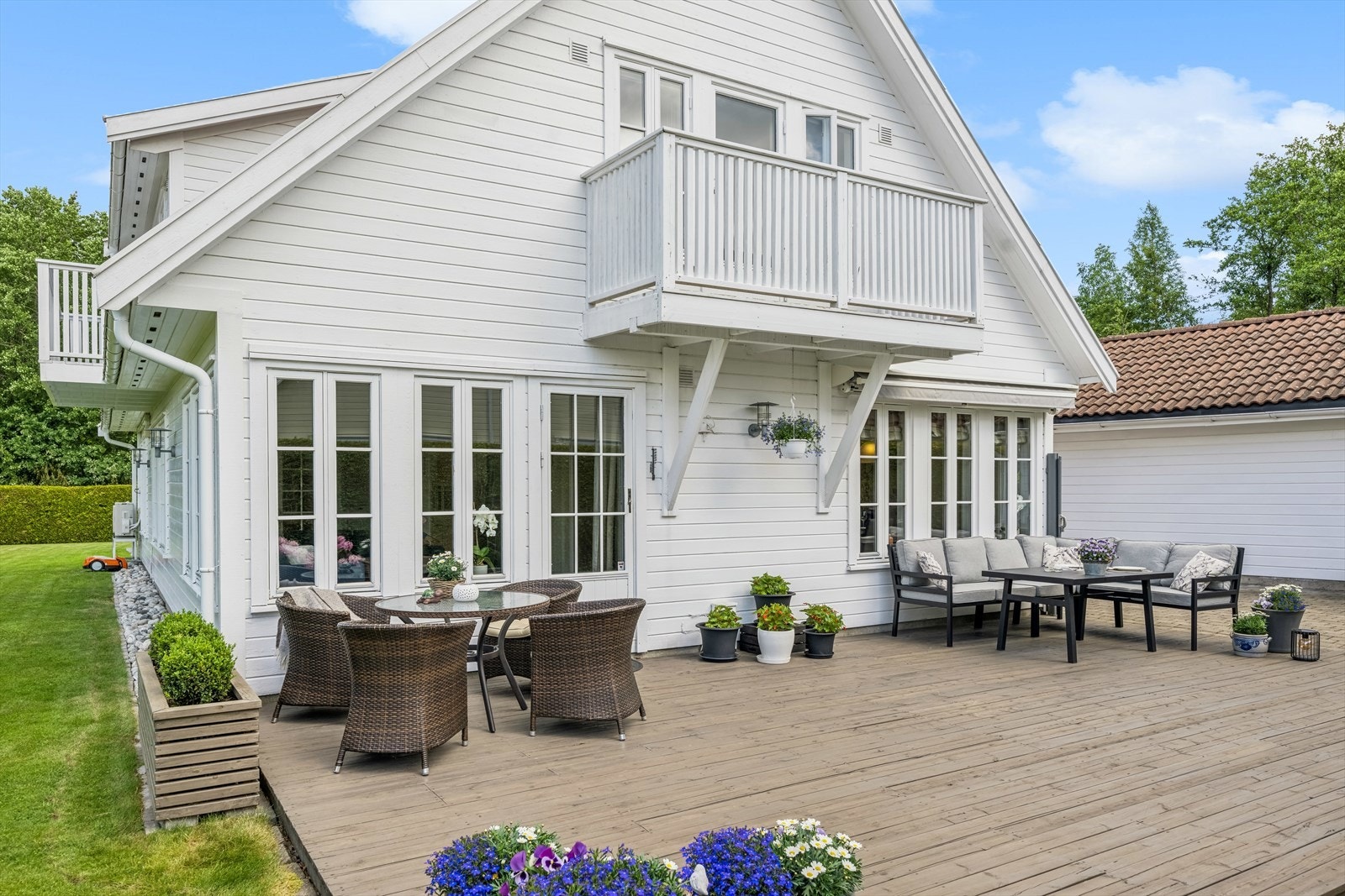 Terrassen har god plass til flere typer møblering. Galleribilde