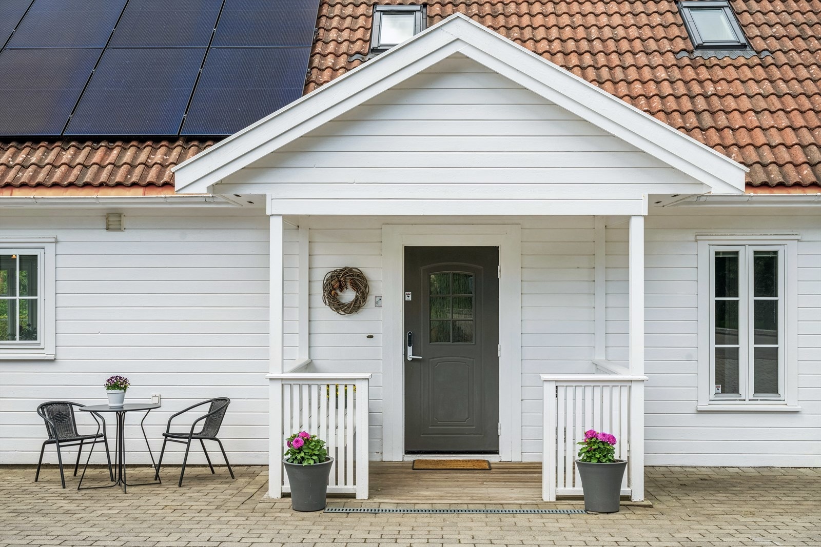 Eiendommen gir et godt inntrykk og er opparbeidet med steinbelagt gårdsplass med plass til 4-6 biler. Velkommen inn! Galleribilde