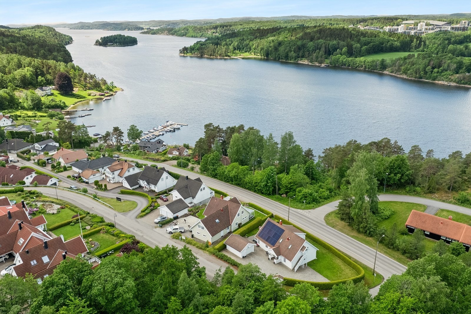 Fra boligen er det kort vei til sjøen, småbåthavn og bademuligheter. Galleribilde