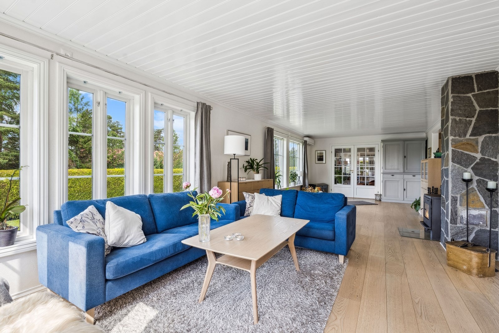 Stuen er et stort og sosialt familierom med dels åpen løsning til kjøkkenet, det hele med funksjonell vinkelform som deler rommene inn i to separate soner. Galleribilde