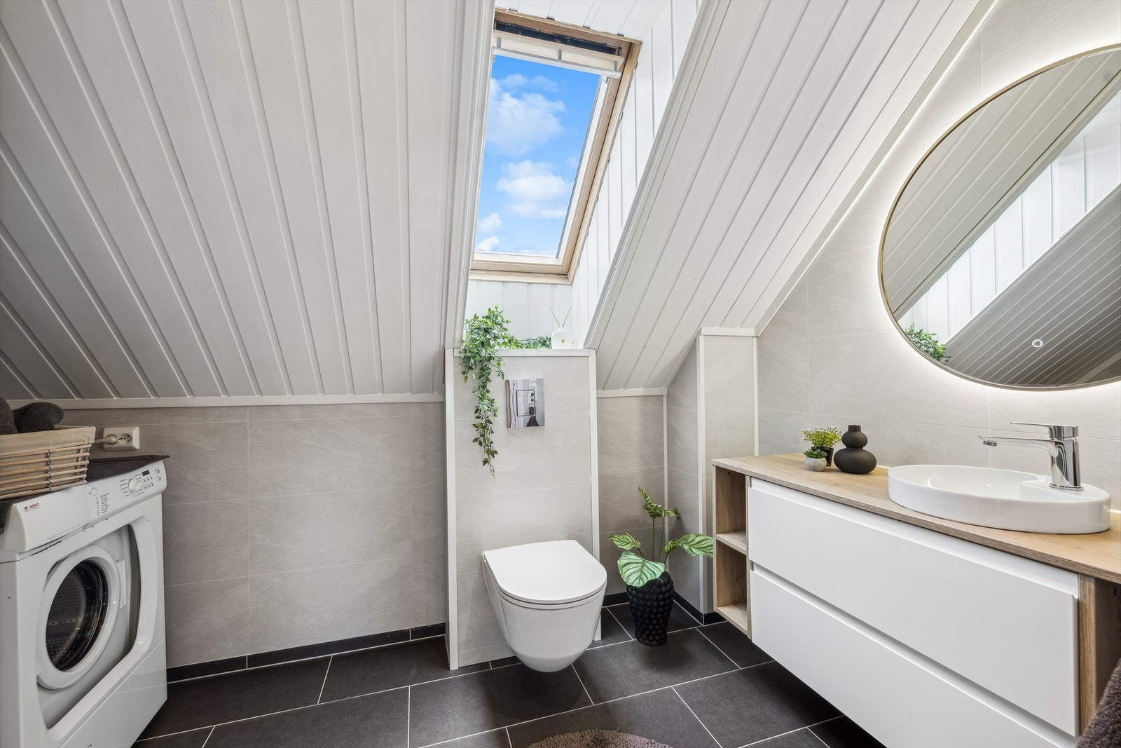 Baderommet i andre etasje er fra 2021. Her er det takvindu, flislagt gulv, dusjkabinett og vegghengt toalett. Galleribilde