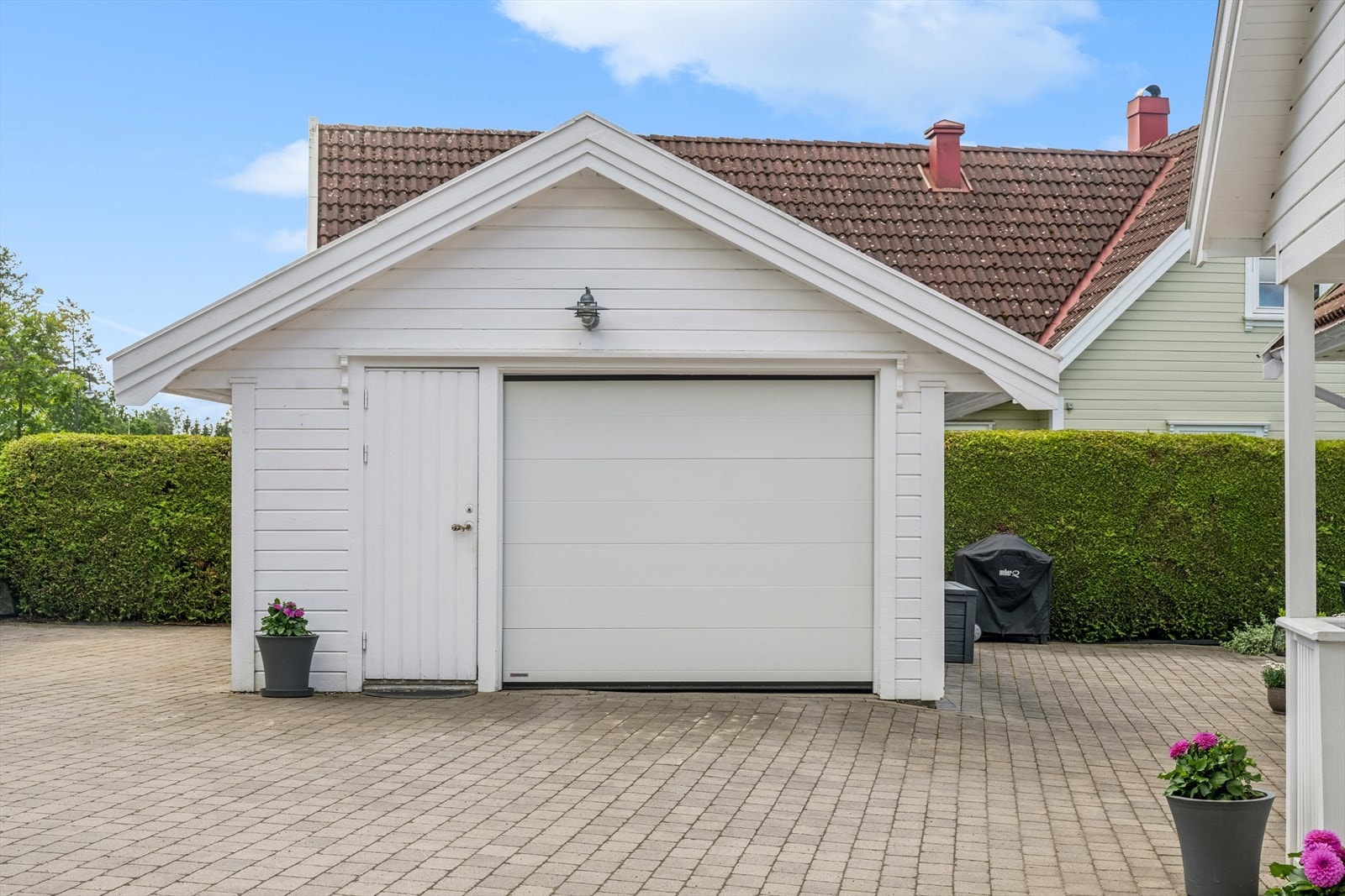 Garasje med motorisert port og lagringsmuligheter på loft. Galleribilde