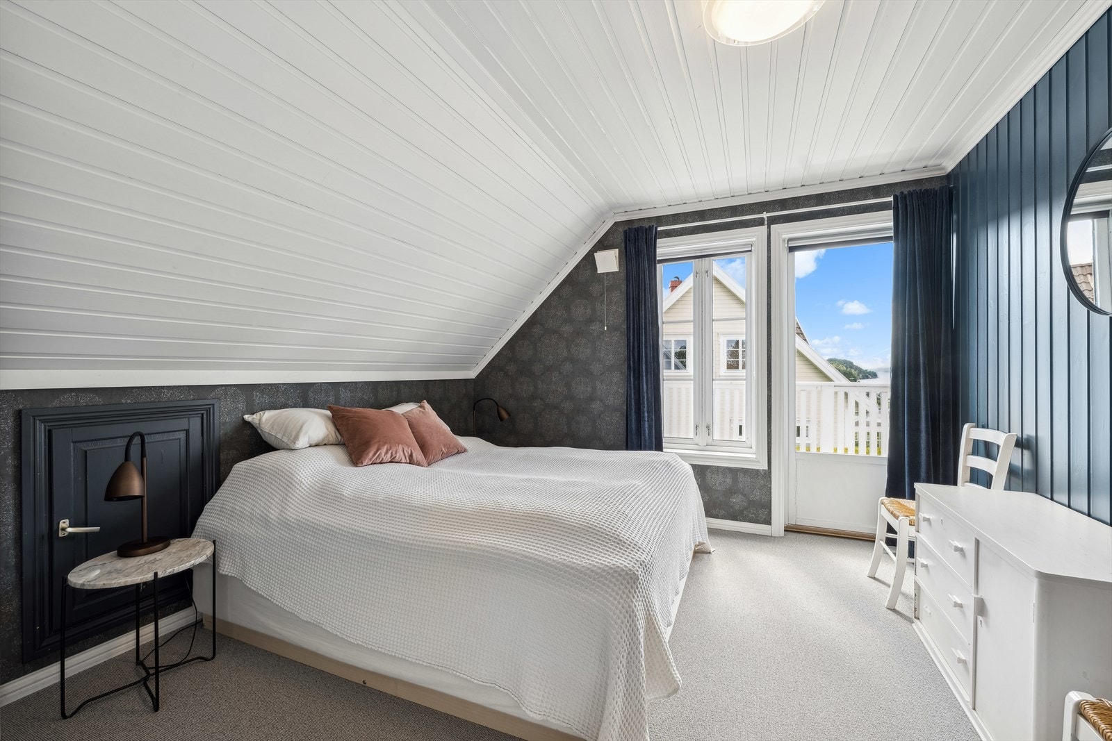 Rommet har god plass til dobbelseng og utgang til luftebalkong. Galleribilde