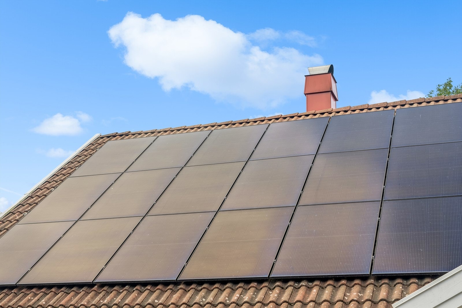 Solcellepanel fra 2023 på deler av taket. Galleribilde