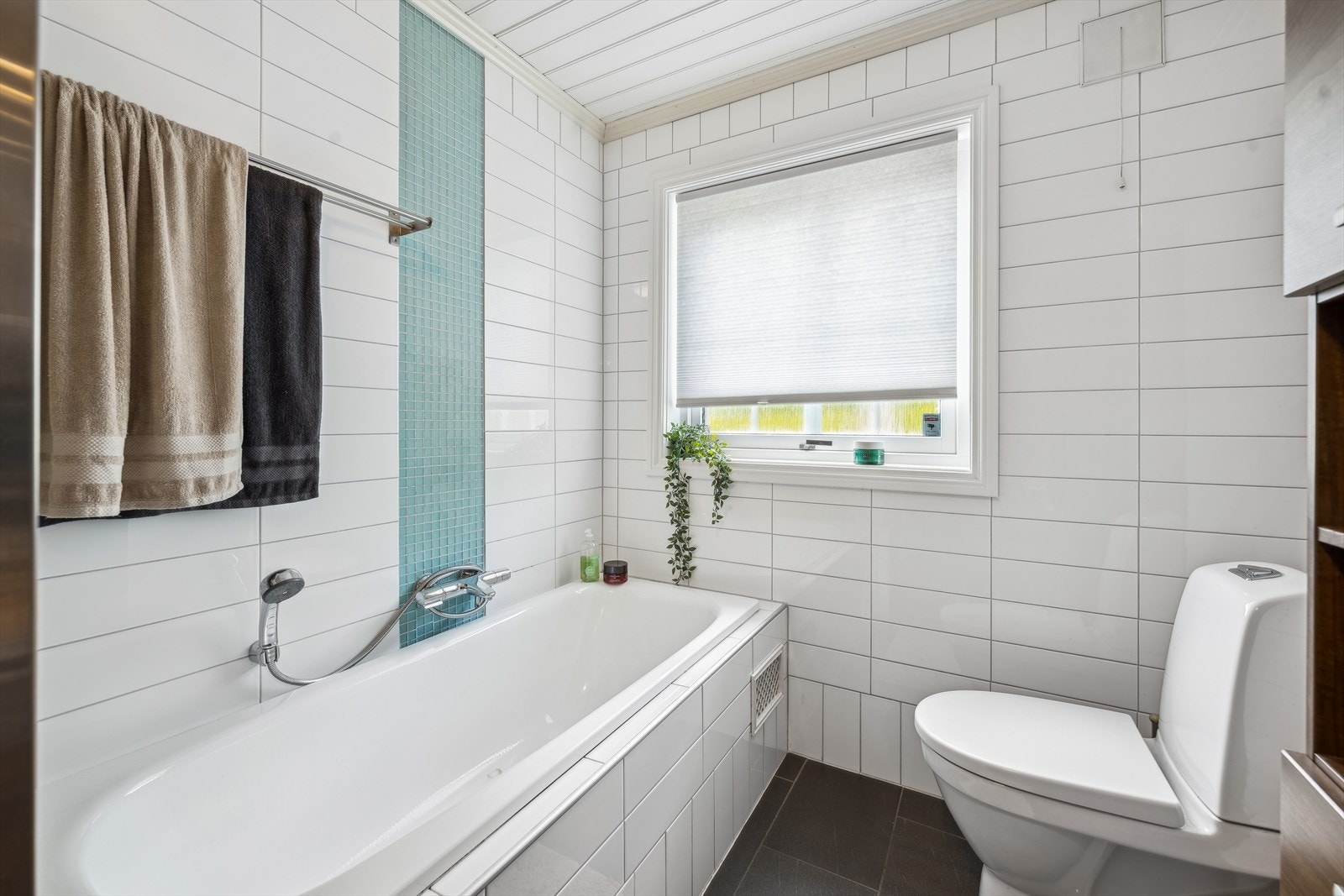 Badet i første etasje ble oppusset i 2010. Gulv og vegger er lagt med henholdsvis mørkegrå og hvite fliser for et tidløst uttrykk, supplert med innslag av mosaikkfliser i glass på noen av veggene. Galleribilde