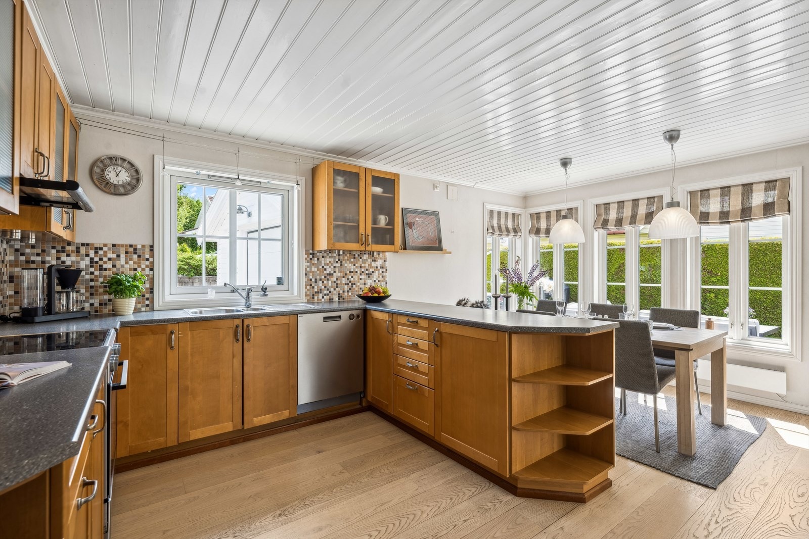 Det romslige kjøkkenet ligger i dels åpen løsning mot stuen og har spiseplass i forlengelse av den praktiske innredningen. Galleribilde