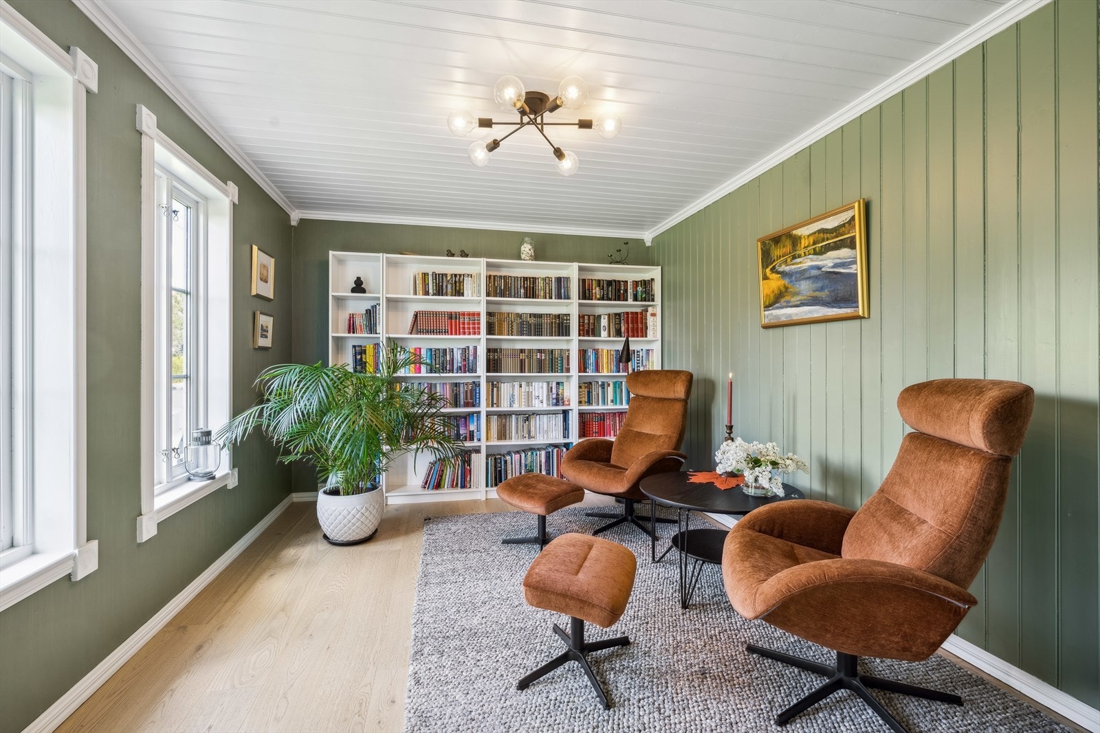 Gulvet på stuen er lagt med parkett som er gjennomgående til kjøkkenet og fra 2021. Galleribilde