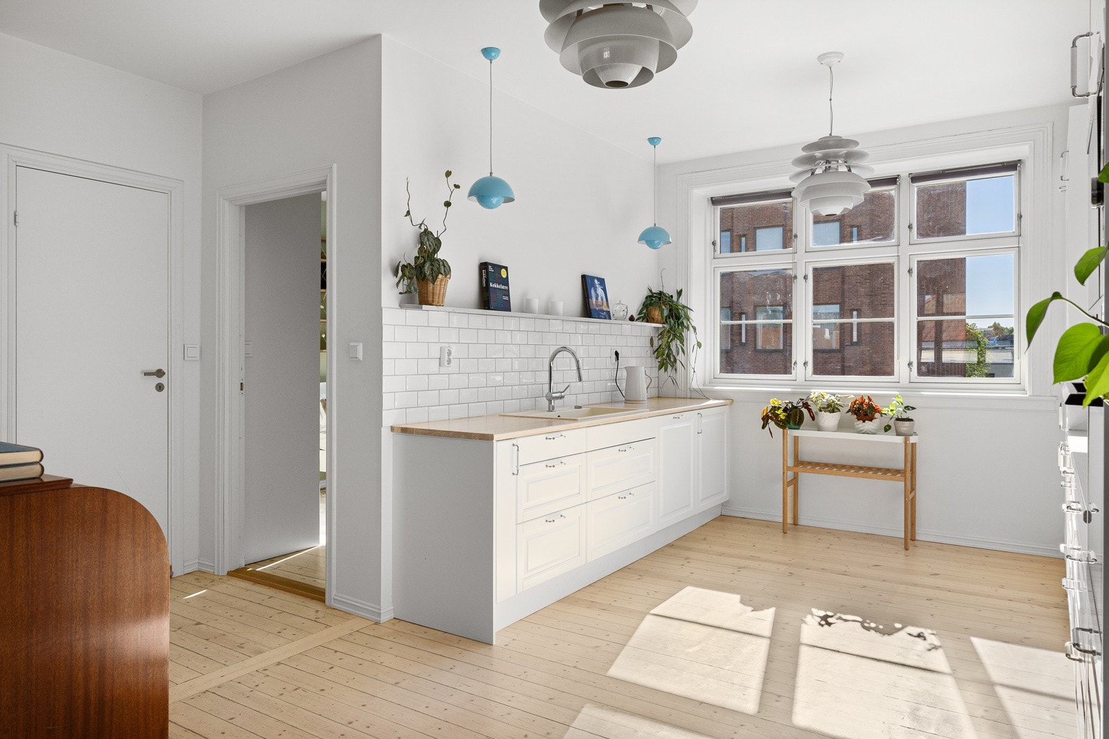 I hovedetasjen finner du videre et lunt soverom og et praktisk gjestetoalett. Galleribilde