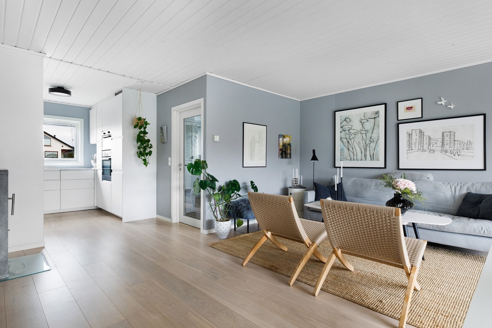 Stue og kjøkken i åpen løsning. Galleribilde