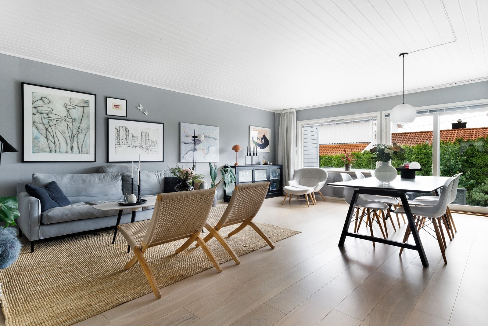 Stue med store vindusflater som slipper inn rikelig med dagslys. Galleribilde
