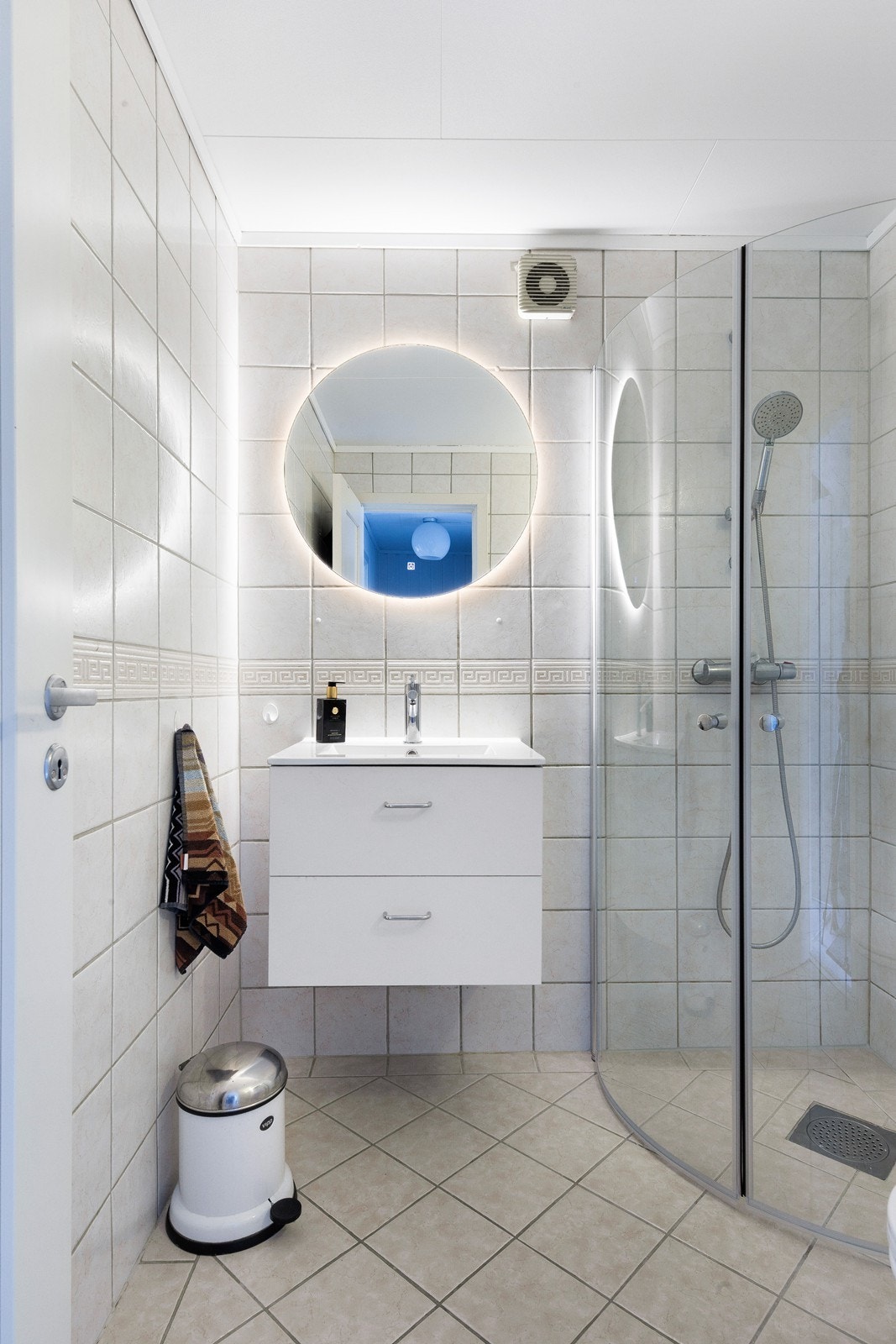 Bad med innredning i tidløst design. Galleribilde