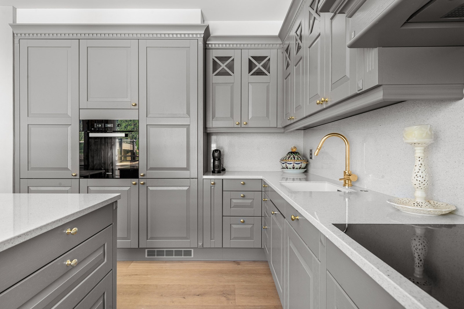 Det er integrerte hvitevarer som induksjonstopp, stekeovn, oppvaskmaskin og kjøl-/fryseskap. Innredningen har fuktsensor og komfyrvakt. Galleribilde