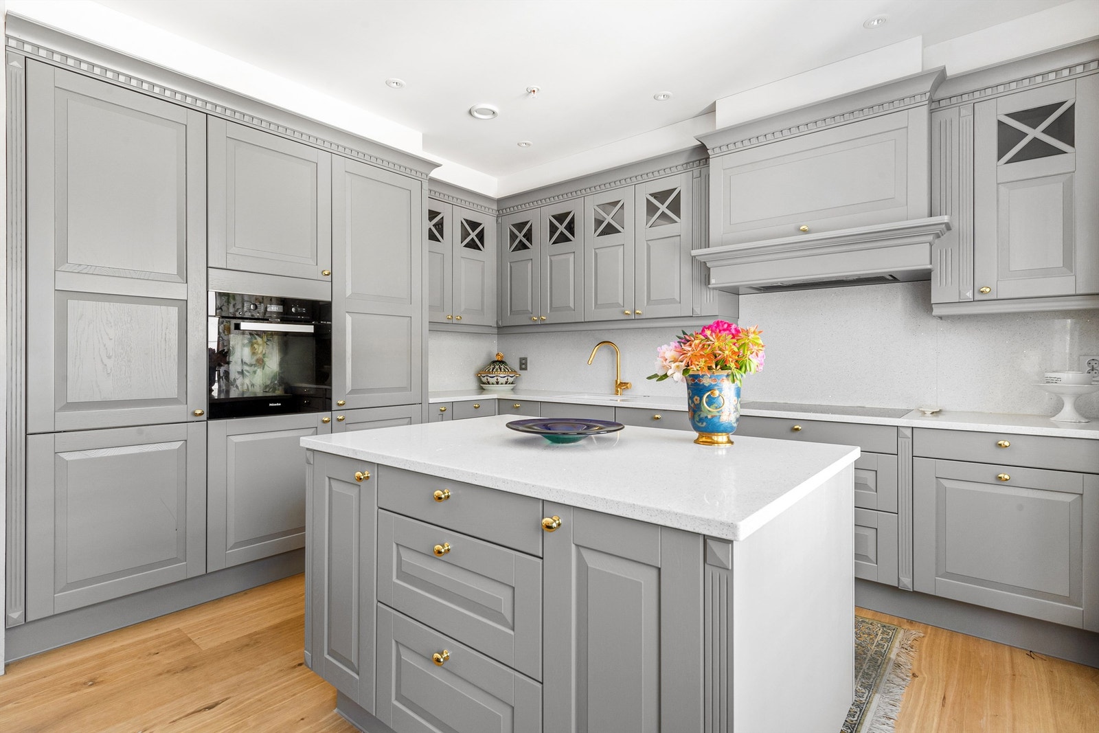 Kjøkkenet har også ei praktisk kjøkkenøy Galleribilde