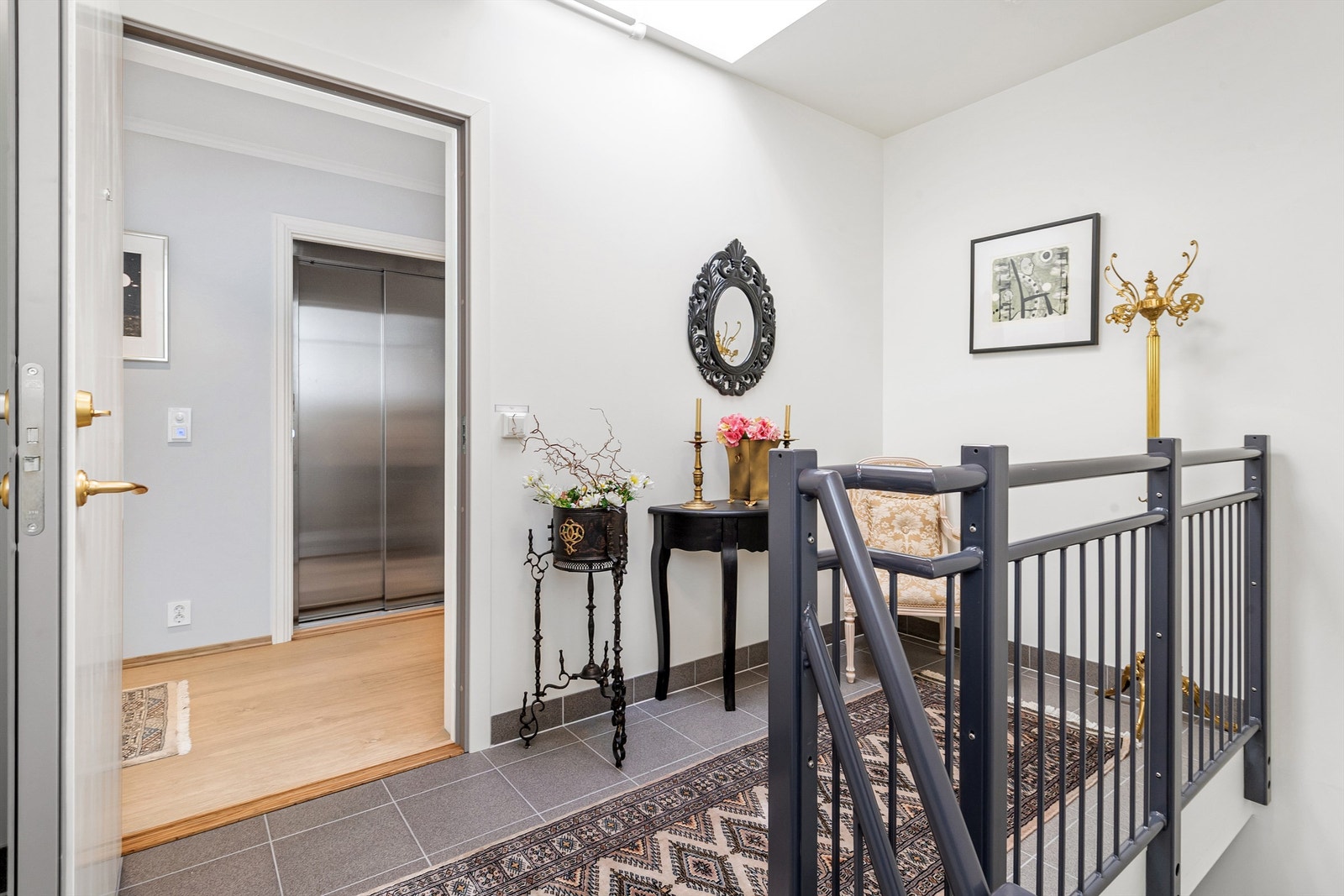 Det er trappegang og heis direkte opp i leiligheten Galleribilde