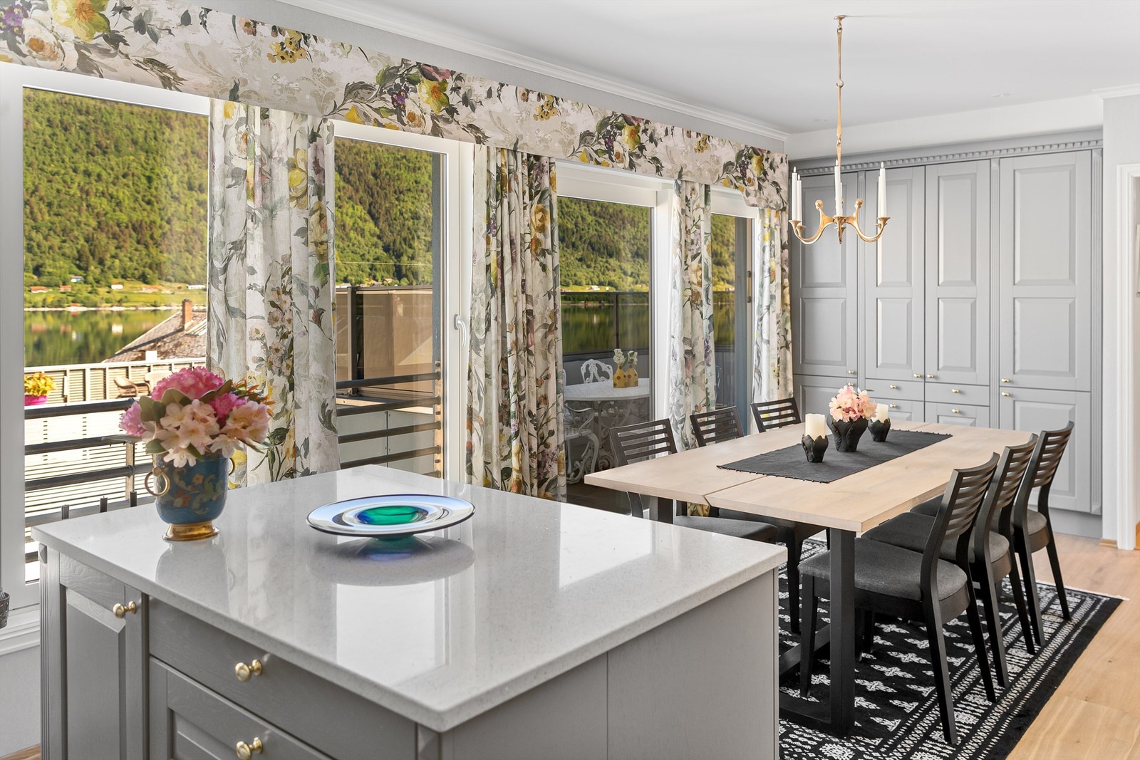 Fra kjøkkenet er det utgang til veranda Galleribilde