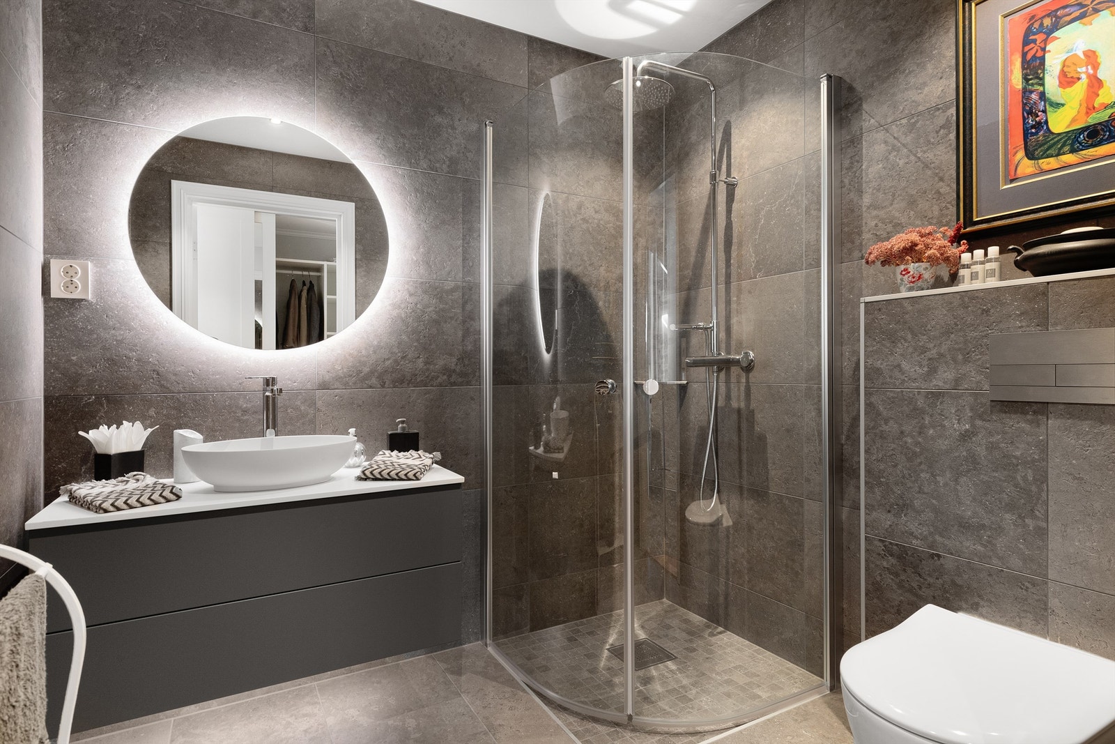 Moderne flislagt gjestebad Galleribilde