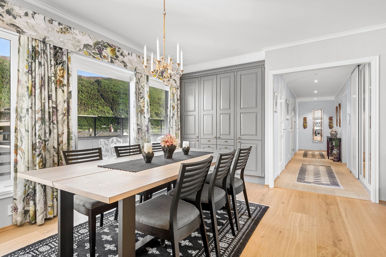 Store vindusflater slipper lyset inn Galleribilde