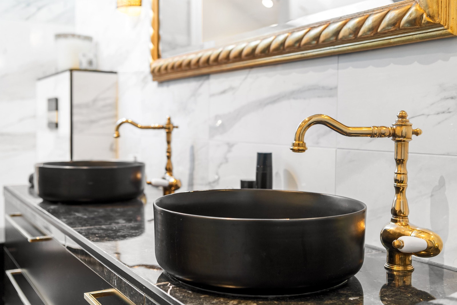 Innredningen har flislagt benkeplate med 2 overliggende servanter Galleribilde