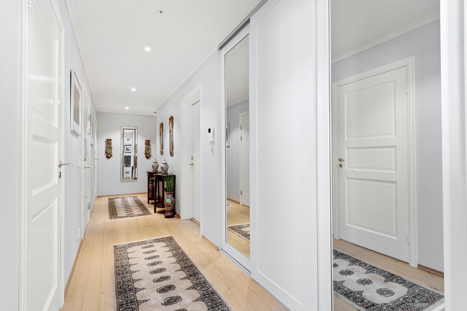 Gangen har en romslig skyvedørsgarderobe Galleribilde