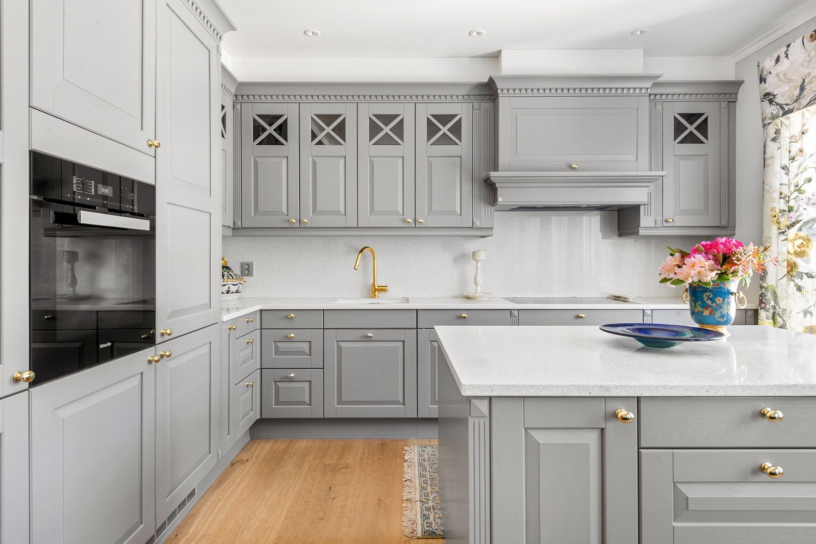 Innholdsrik kjøkkeninnredning med benkeplate i stein Galleribilde