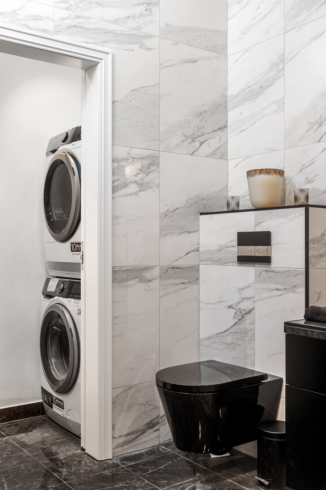 Det er opplegg for vaskemaskin og tørketrommel i egen nisje Galleribilde