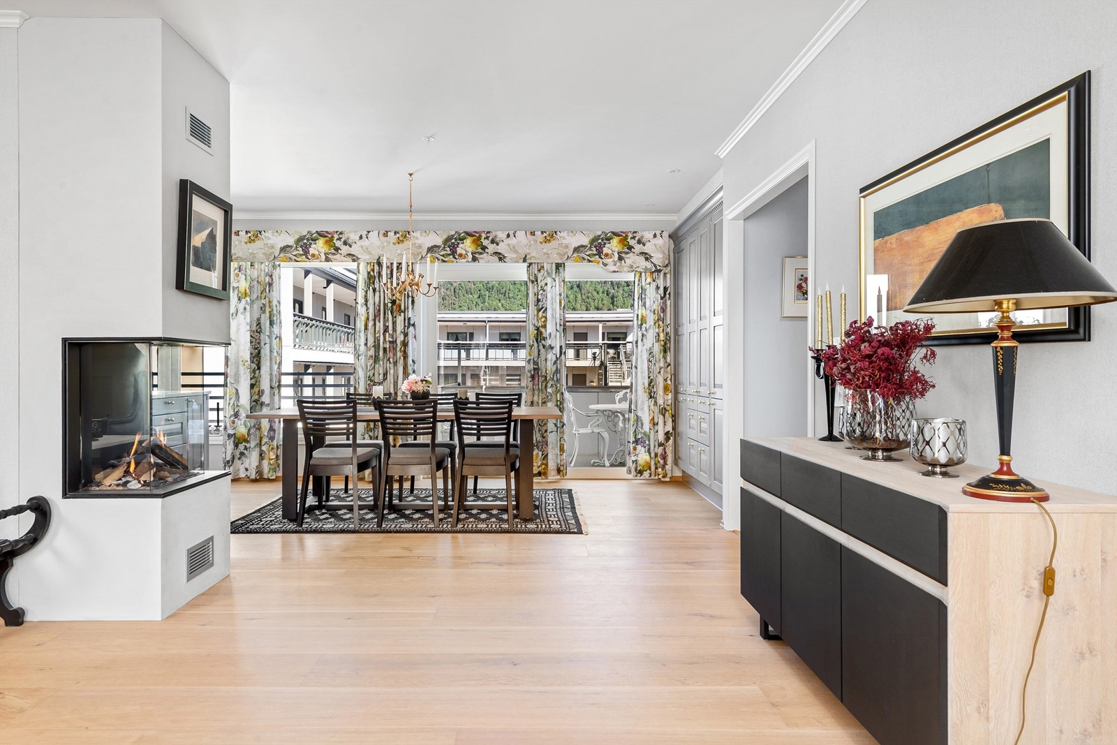 Peisen kan nytes fra både kjøkken og stue Galleribilde