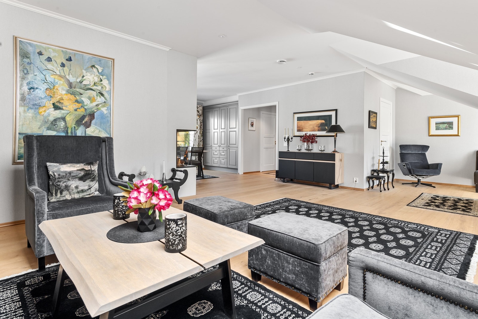 Lys og trivelig stue med skråtak og takvindu Galleribilde