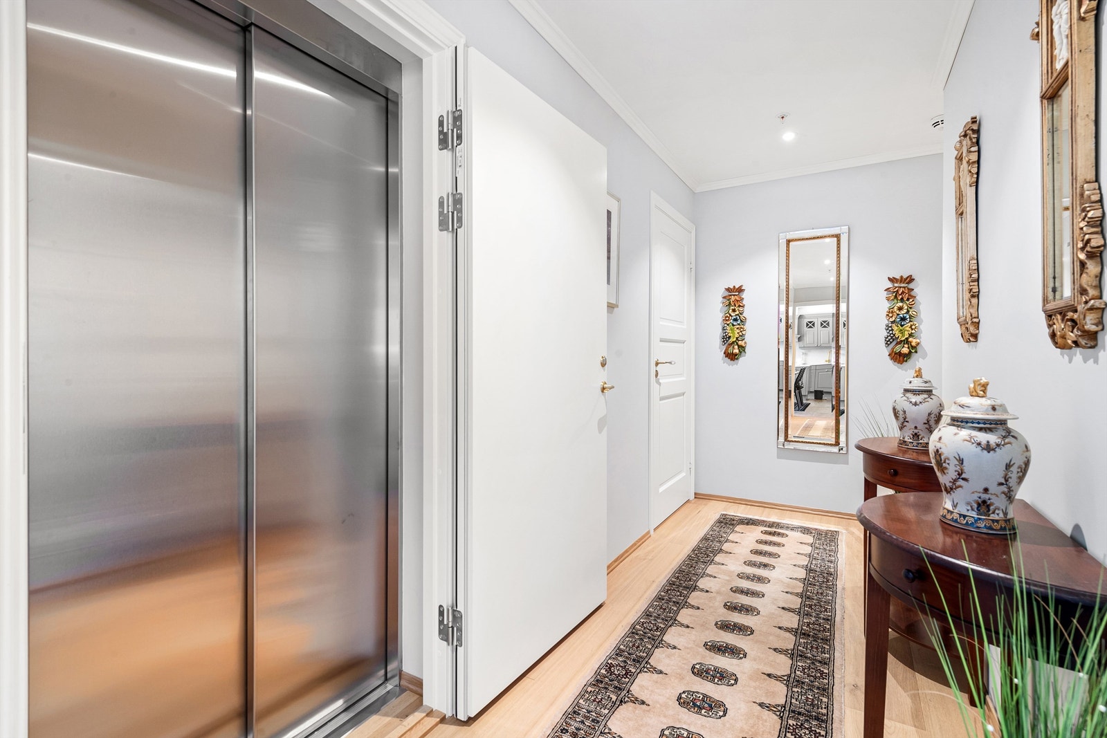 Gang med heis Galleribilde