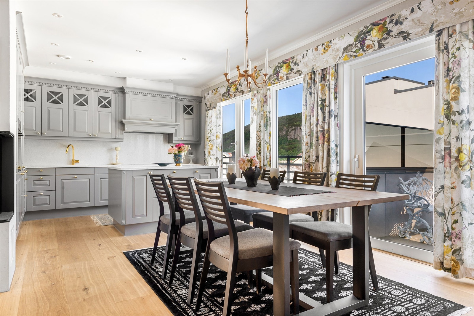 Det er plass til stort spisebord på kjøkkenet Galleribilde