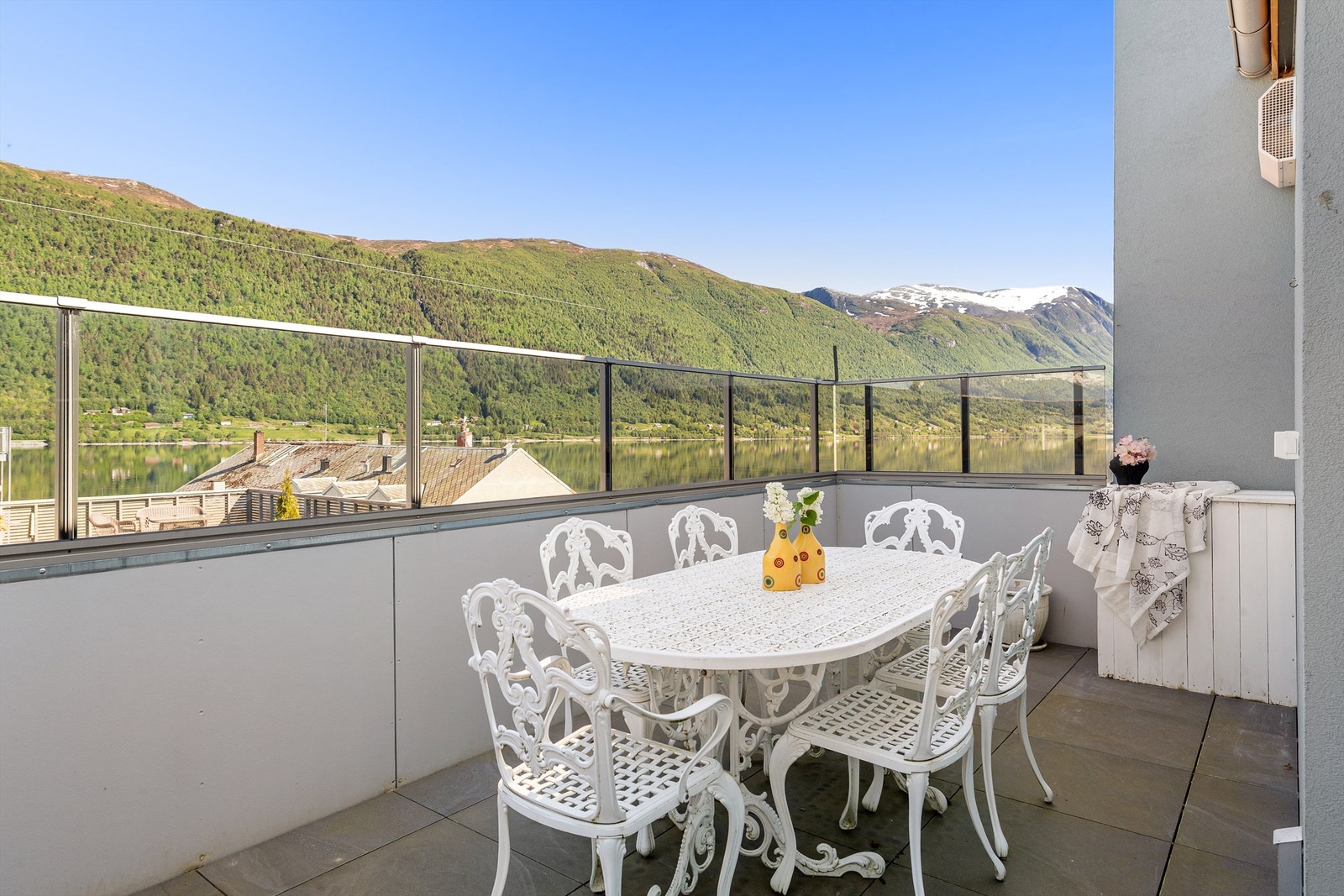 Leiligheten har veranda med nydelig utsikt Galleribilde