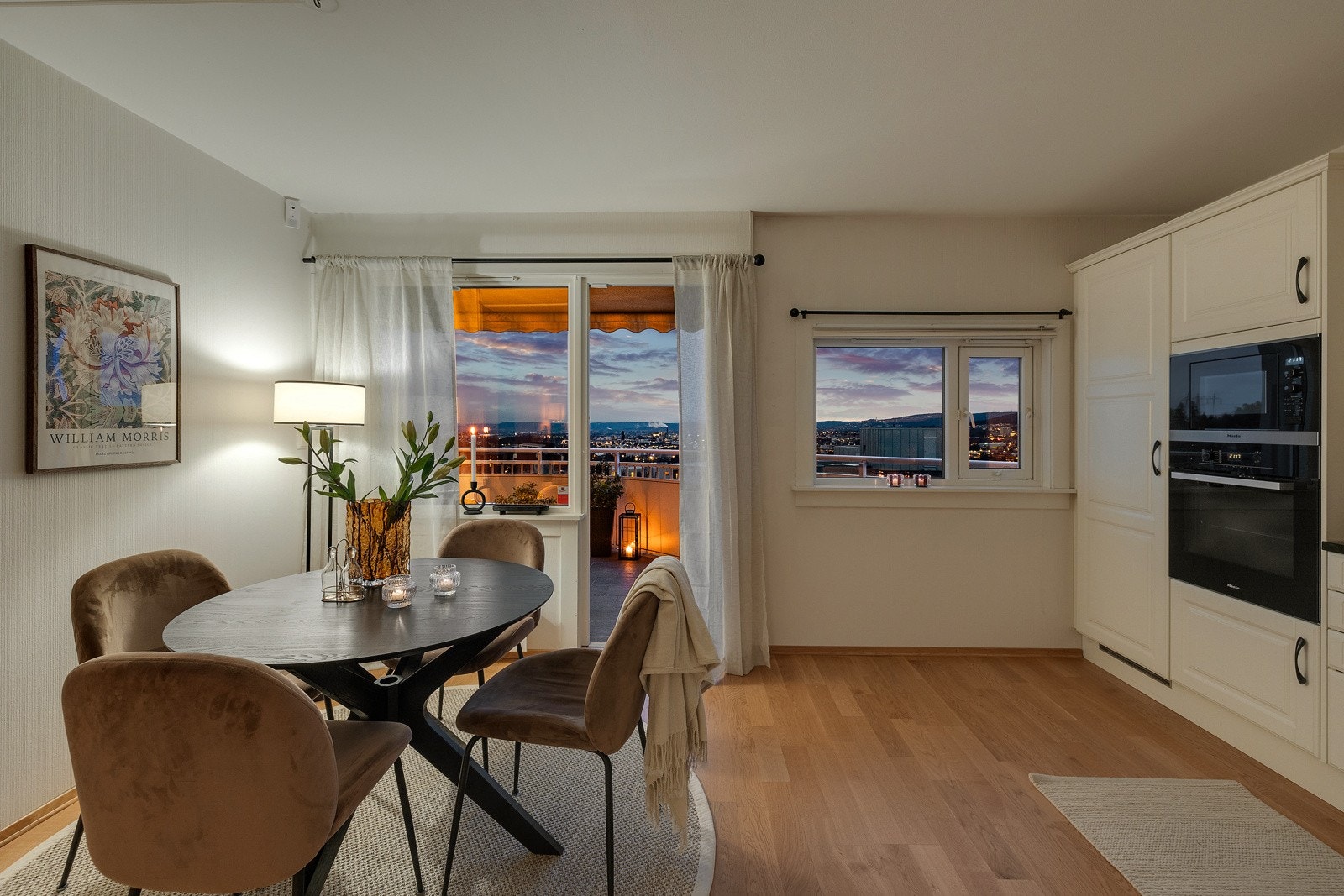 Koselig kveldsstemning på kjøkkenet/spisestuen. Galleribilde
