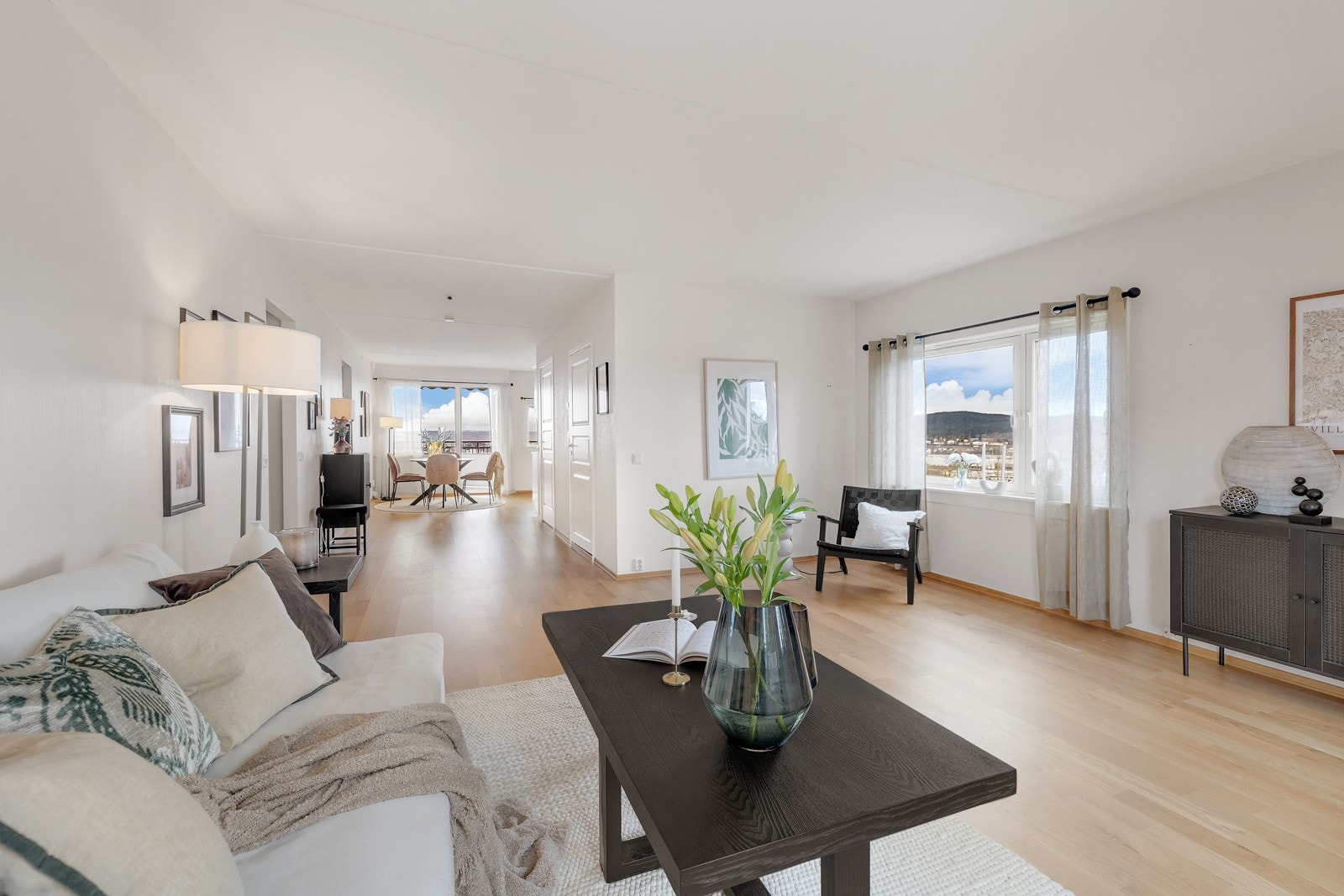 Det er god plass til sofagruppe, medievegg og annet ønsket møblement. Galleribilde