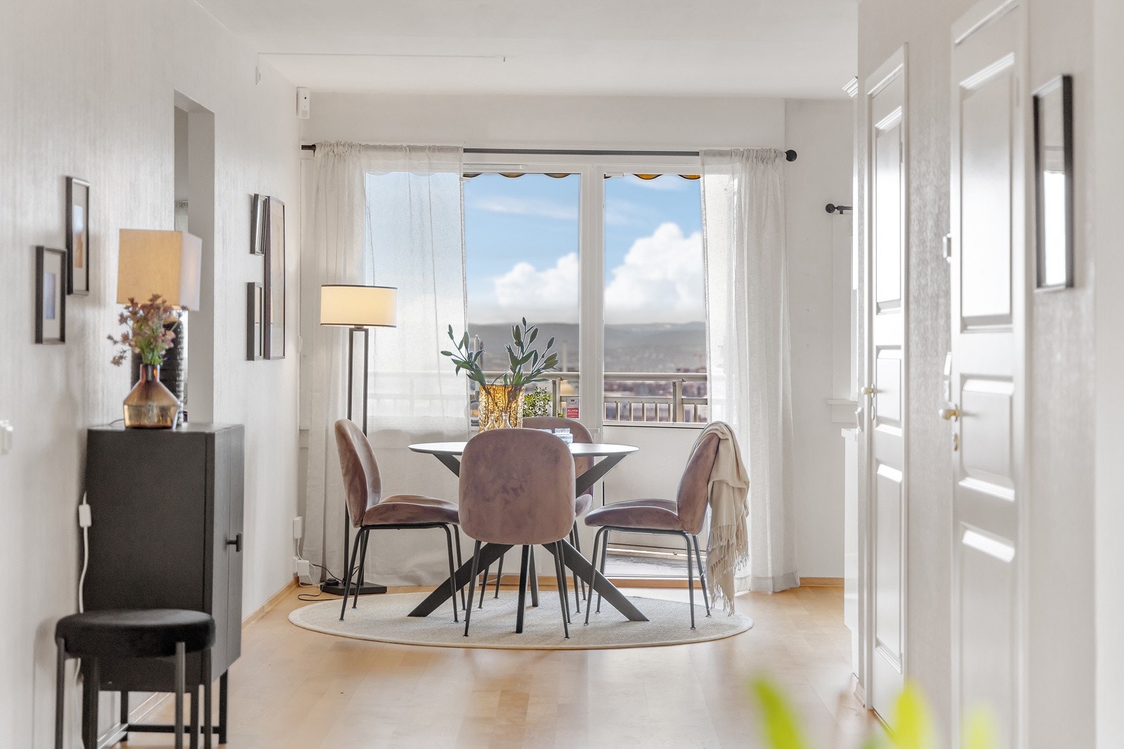 Flott spisestue som inviterer til hygge og stemning. Galleribilde
