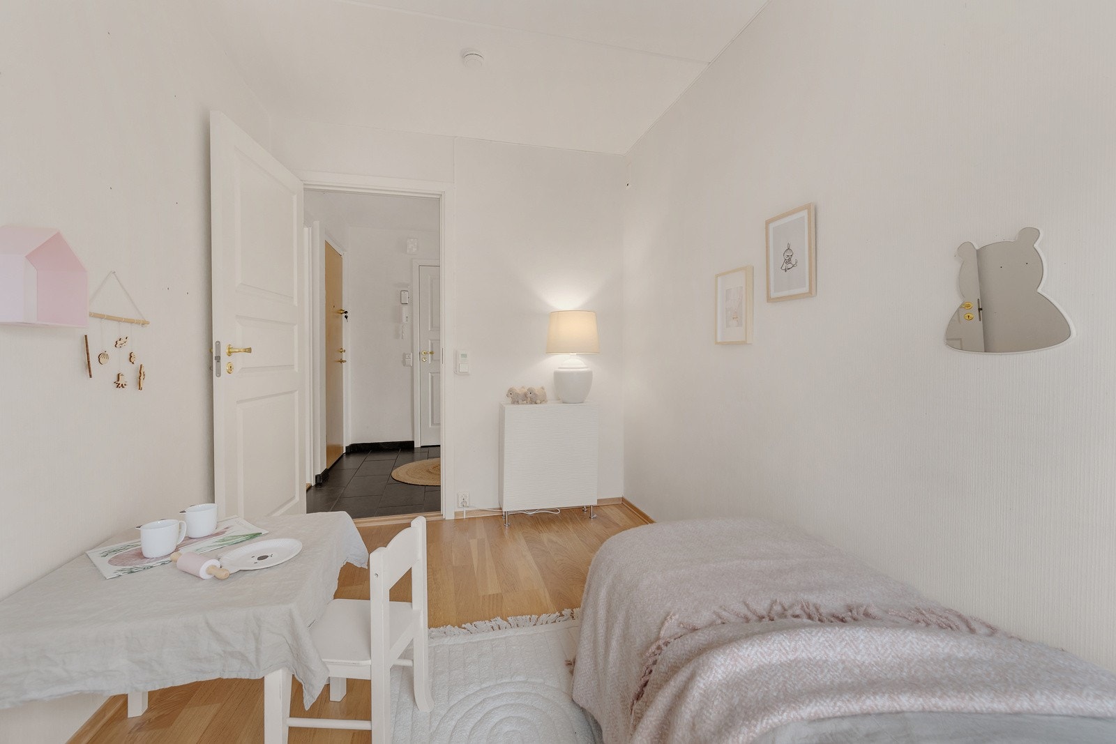 God plass til seng, skrivebord og skap. Galleribilde