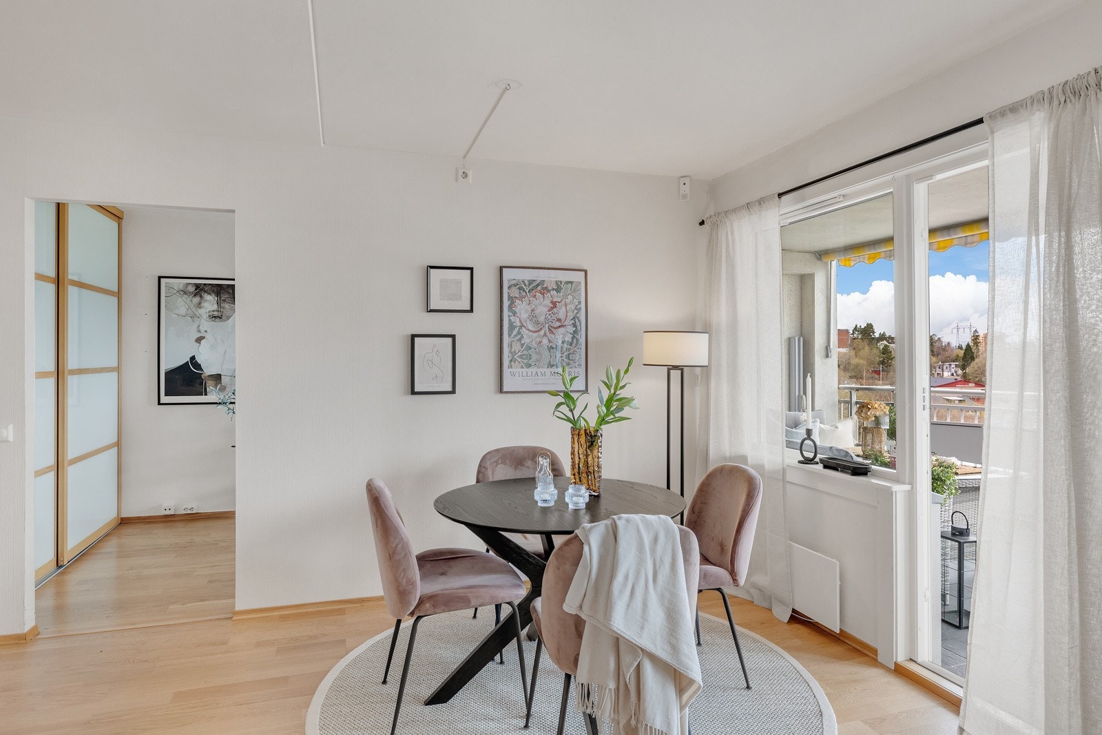 Fra spisestuen er det direkte tilgang til det ene soverommet. Galleribilde