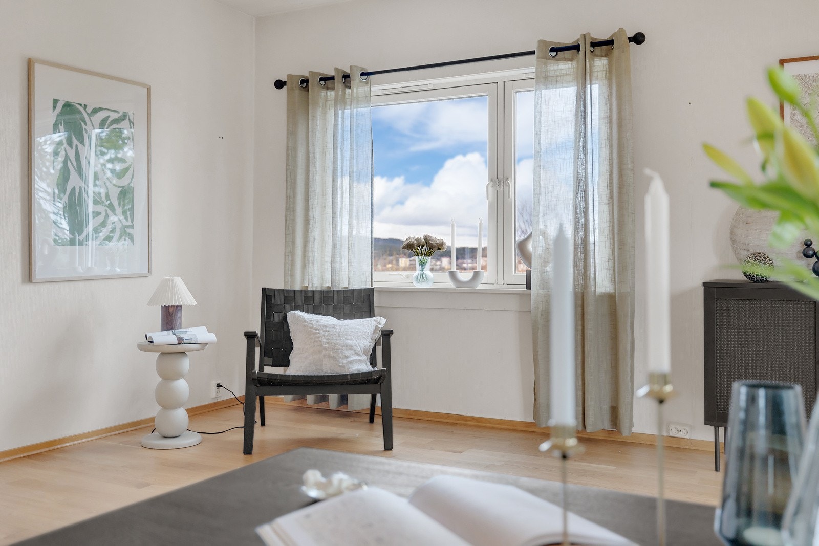Vindusflatene slipper inn godt med lys og skaper en lun og fin atmosfære i stuen. Galleribilde