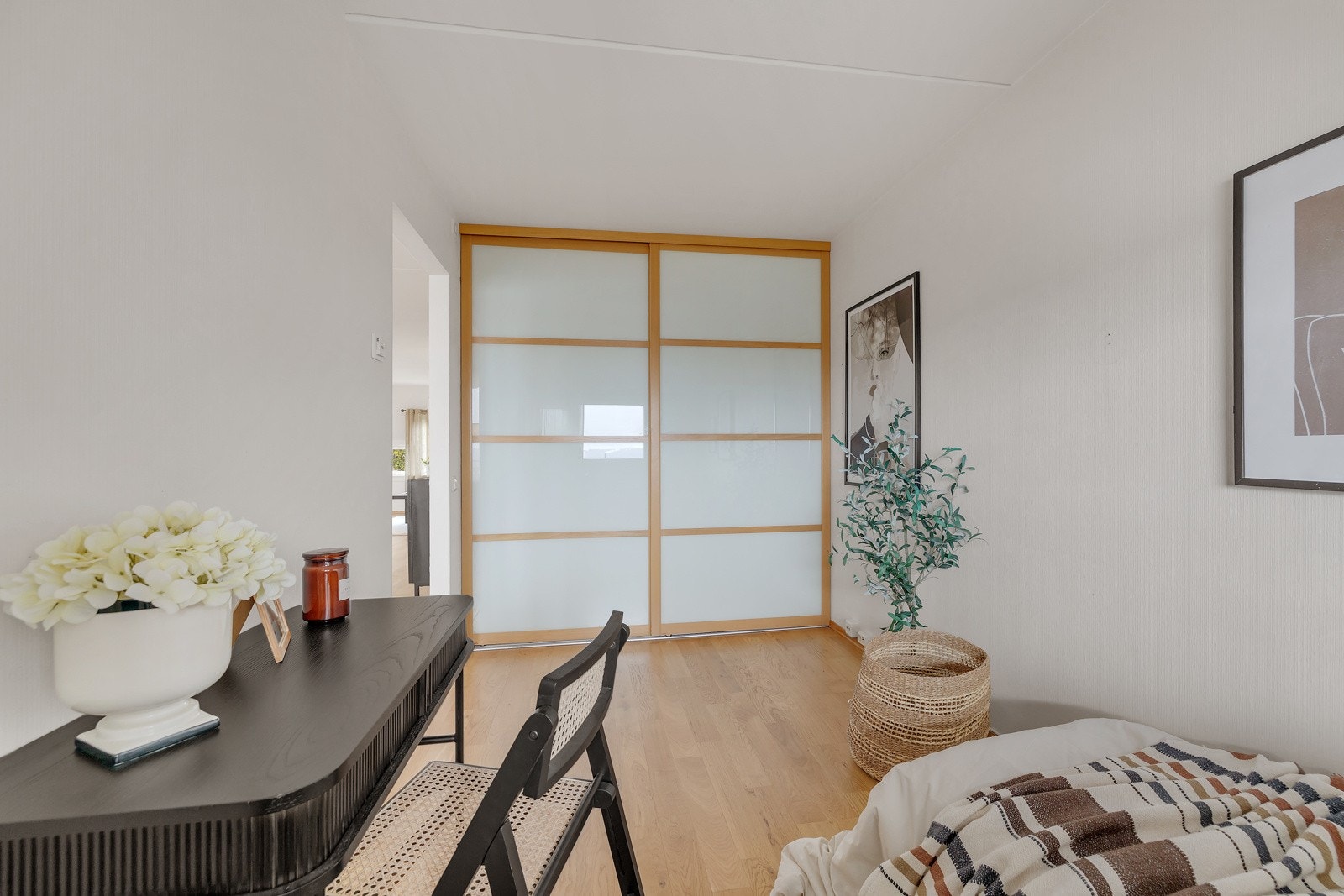 Dette soverommet disponerer også et romslig garderobeskap. Galleribilde
