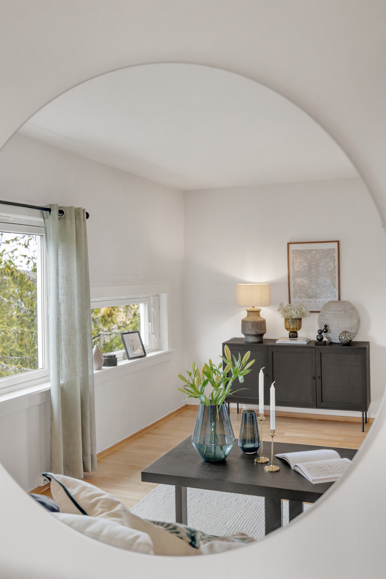 Det er gode innredningsmuligheter i stuen. Galleribilde