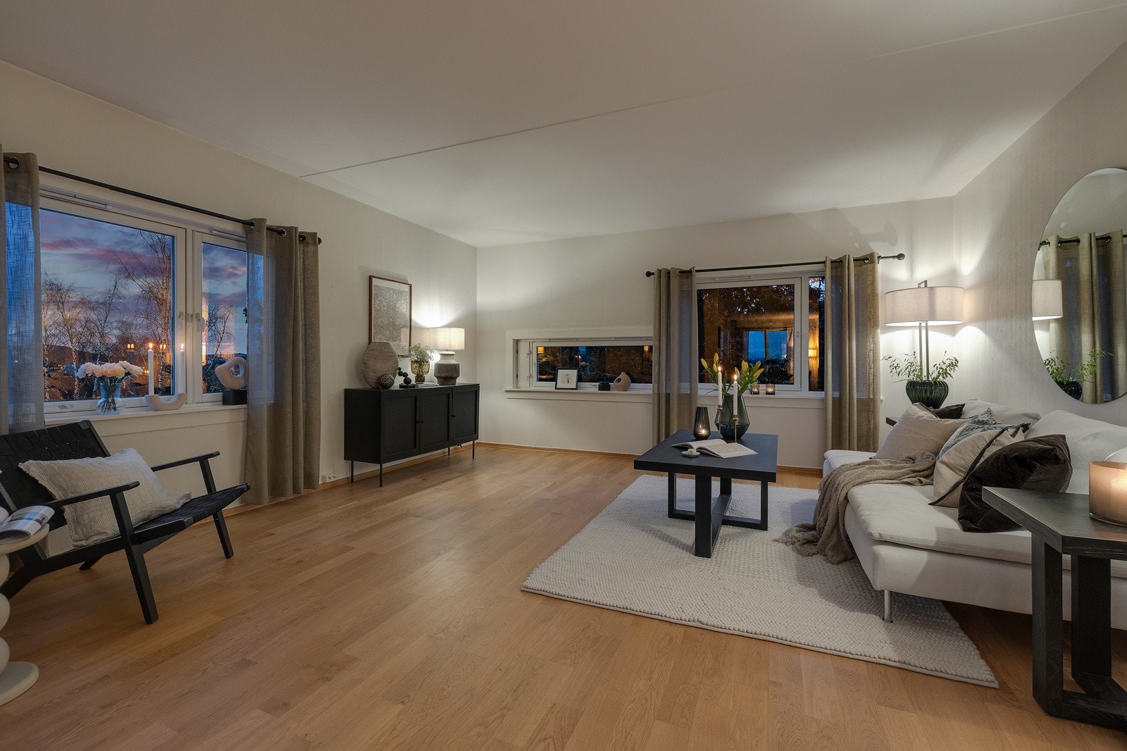 Skikkelig fin stemning i stuen på kveldsstid. Galleribilde