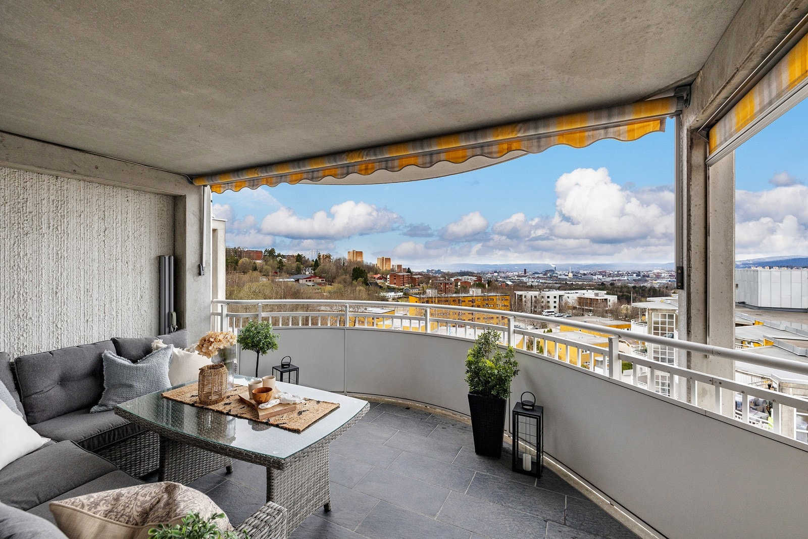 Fra spisestuen/kjøkkenet er det utgang til den flotte balkongen. Galleribilde